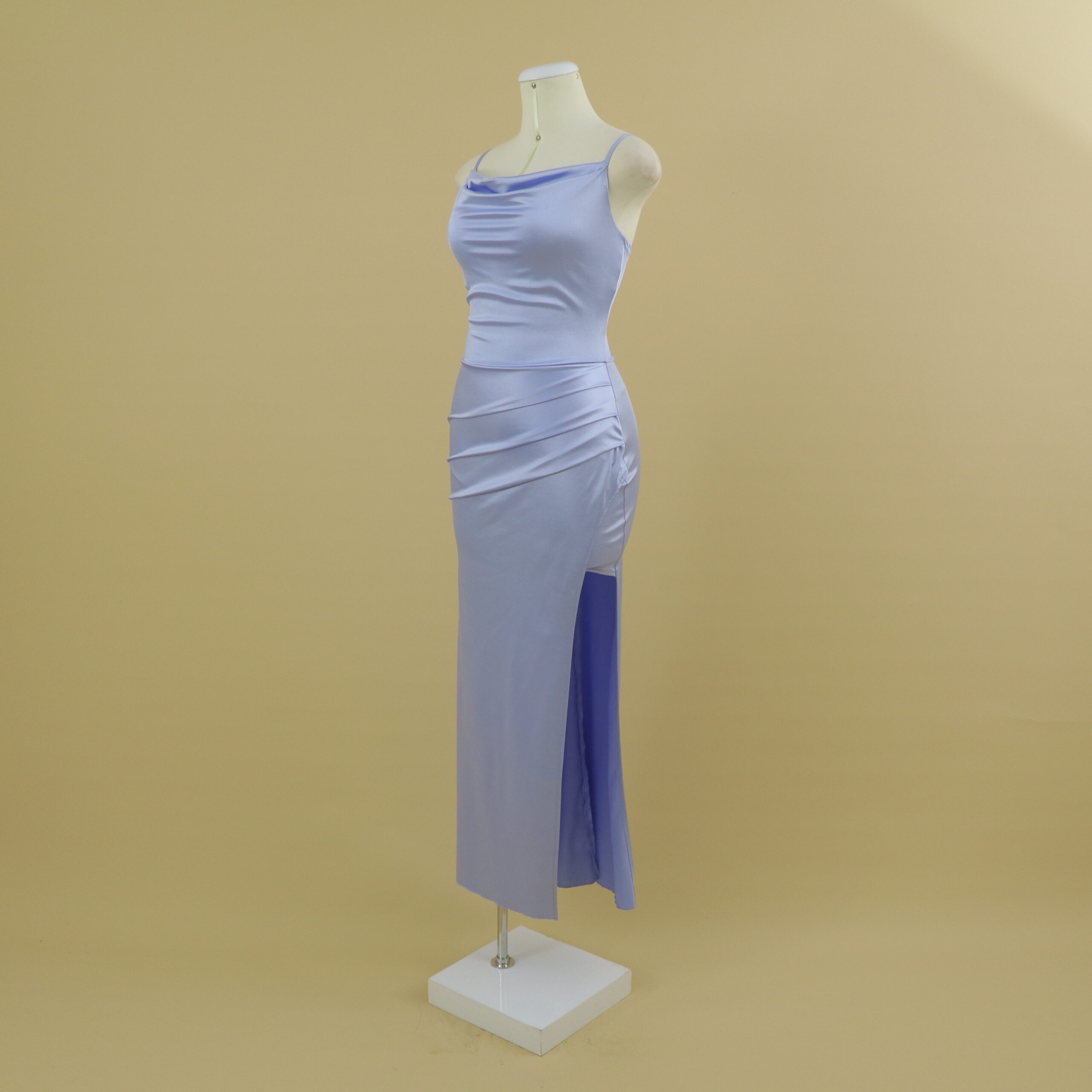 Vestido Escote Tortuga drapeado abertura desde el muslo color celeste - Cleo