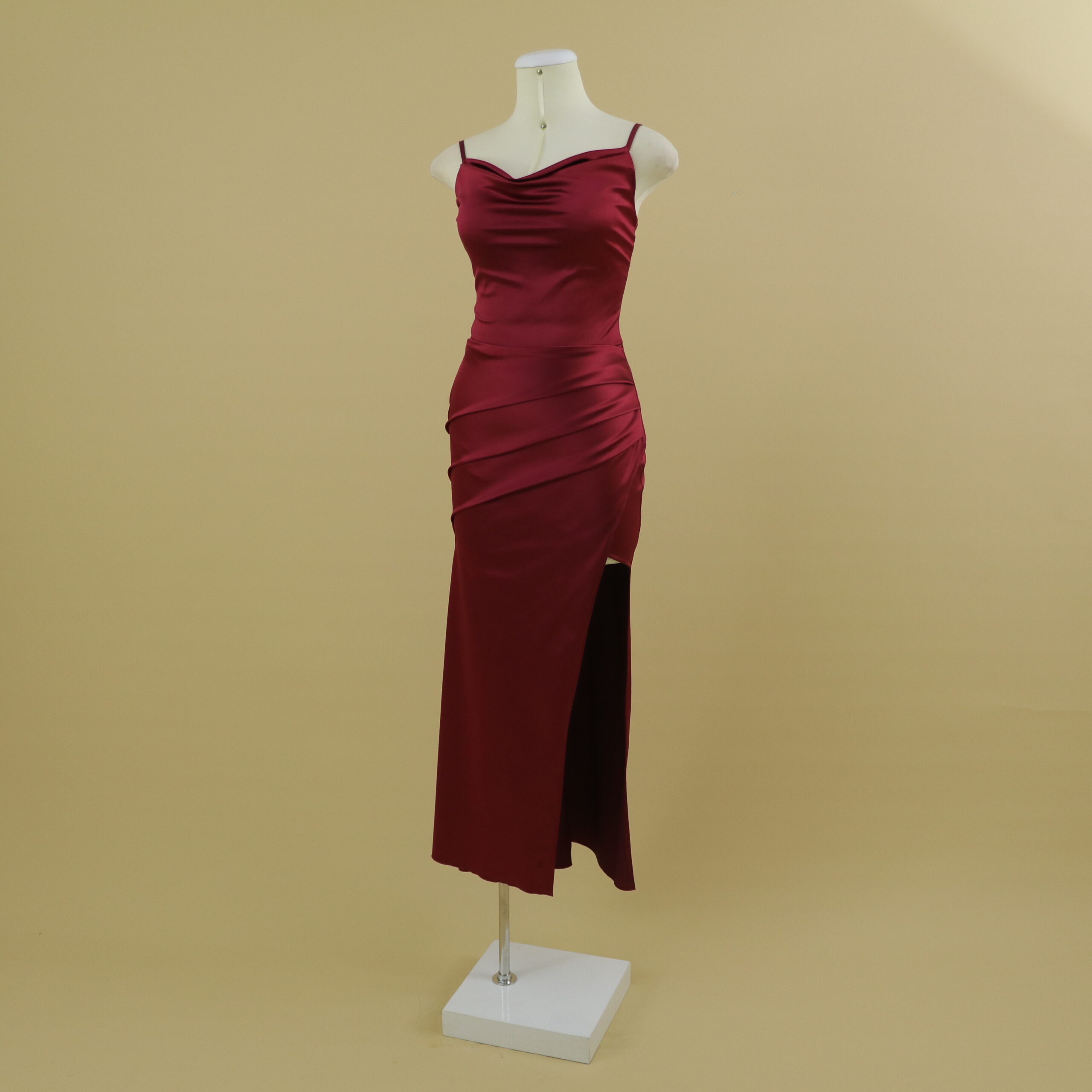 Vestido Escote Tortuga drapeado abertura desde el muslo color vino - Cleo