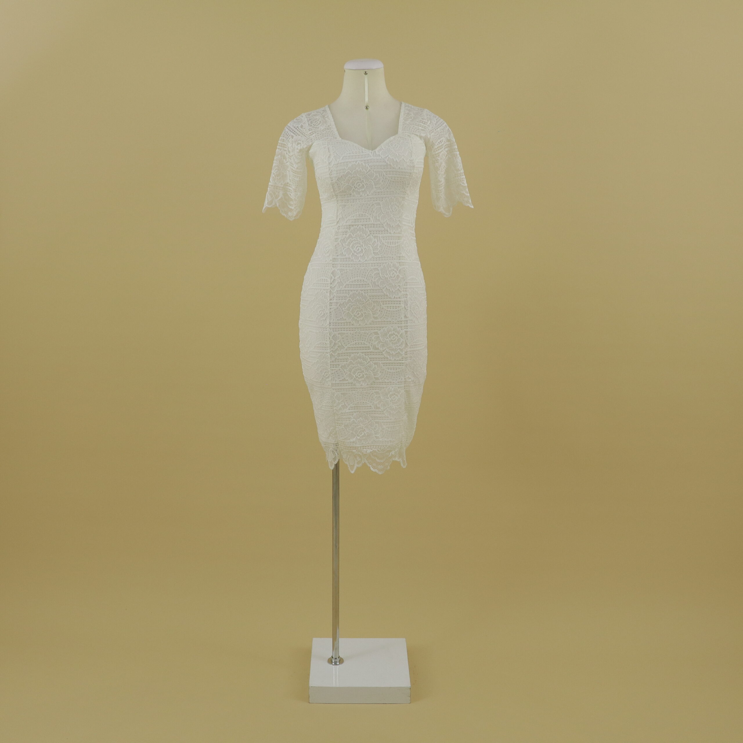 Vestido Tela Scuba y encaje bordado licrado corte sirena color blanco - Jana Vestido Tela Scuba y encaje bordado licrado corte sirena color blanco - Jana