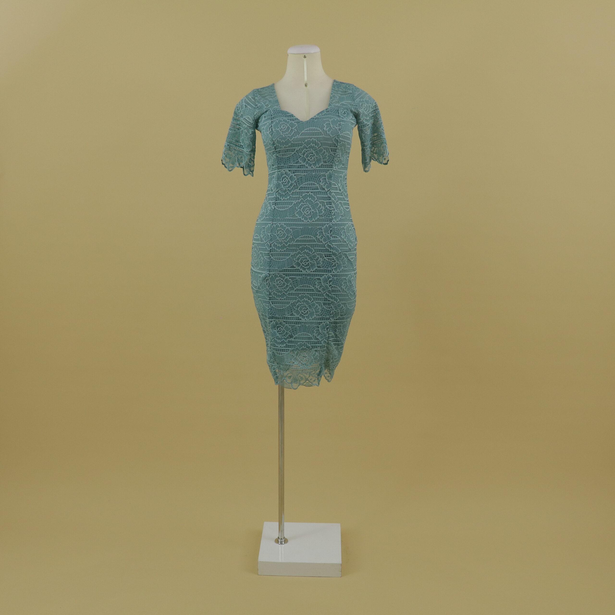 Vestido Tela Scuba y encaje bordado licrado corte sirena color verde cemento - Jana Vestido Tela Scuba y encaje bordado licrado corte sirena color verde cemento - Jana