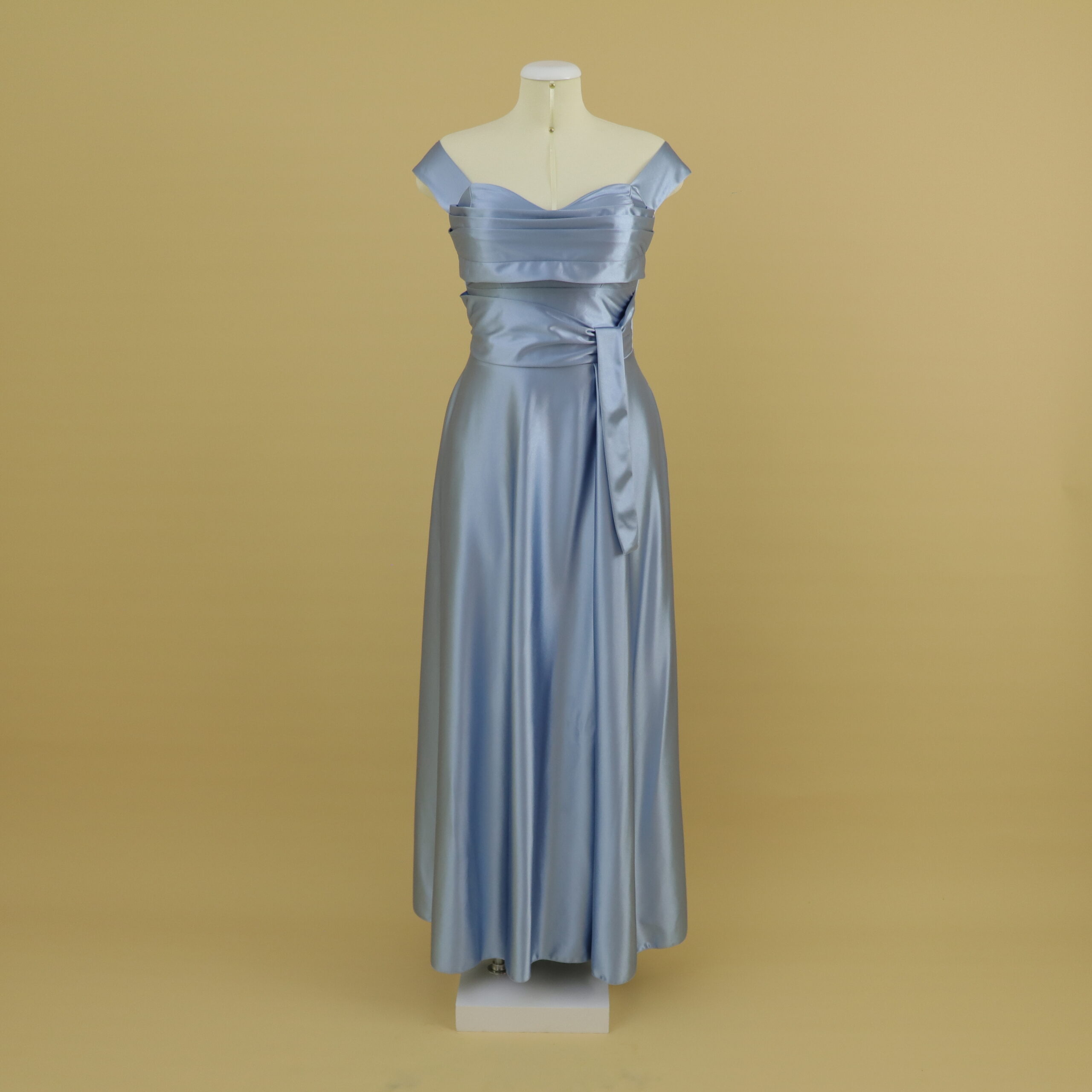 Vestido con cinturón, abertura desde la cintura - Color Celeste - Beka