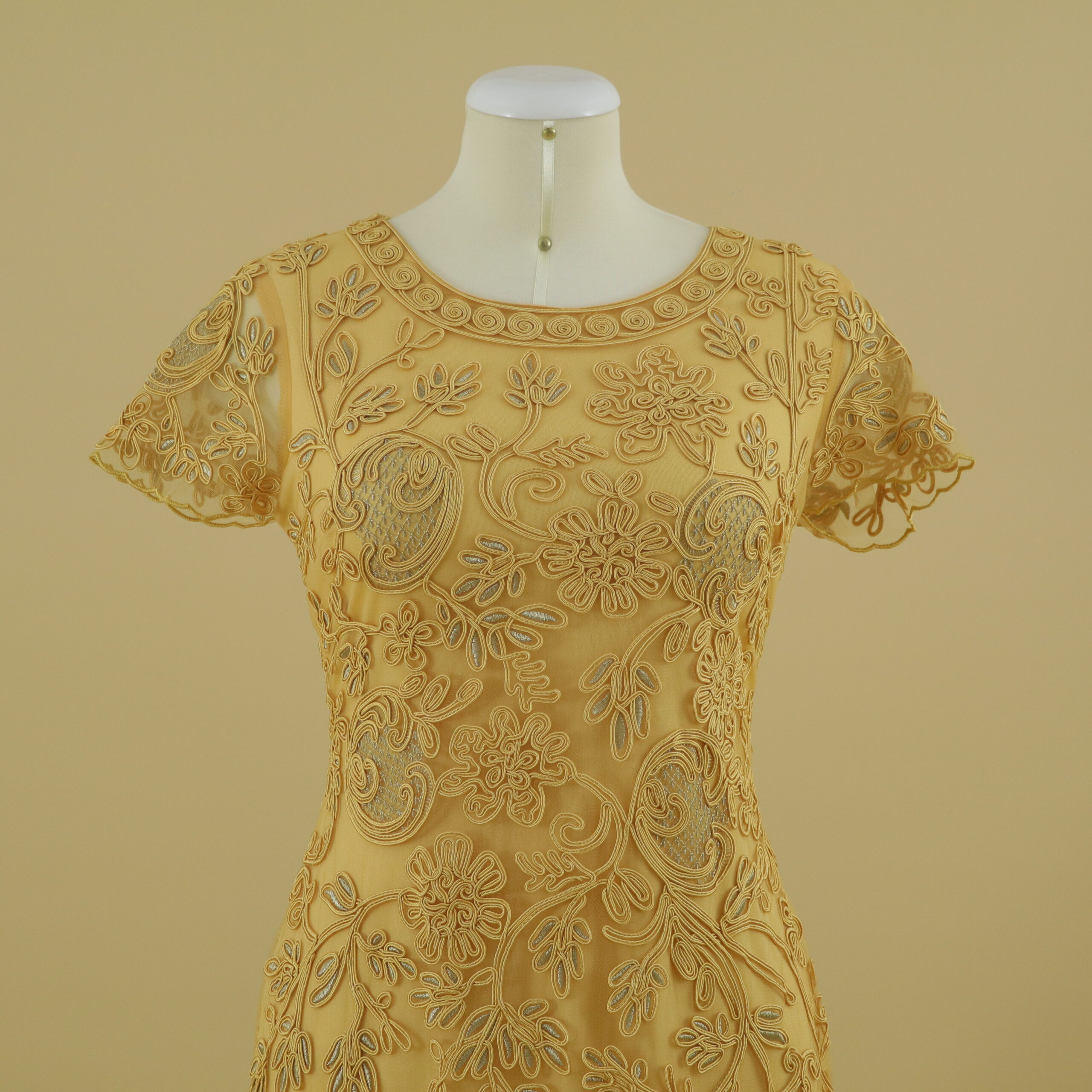 Vestido escote cuello caja color dorado - Katrina