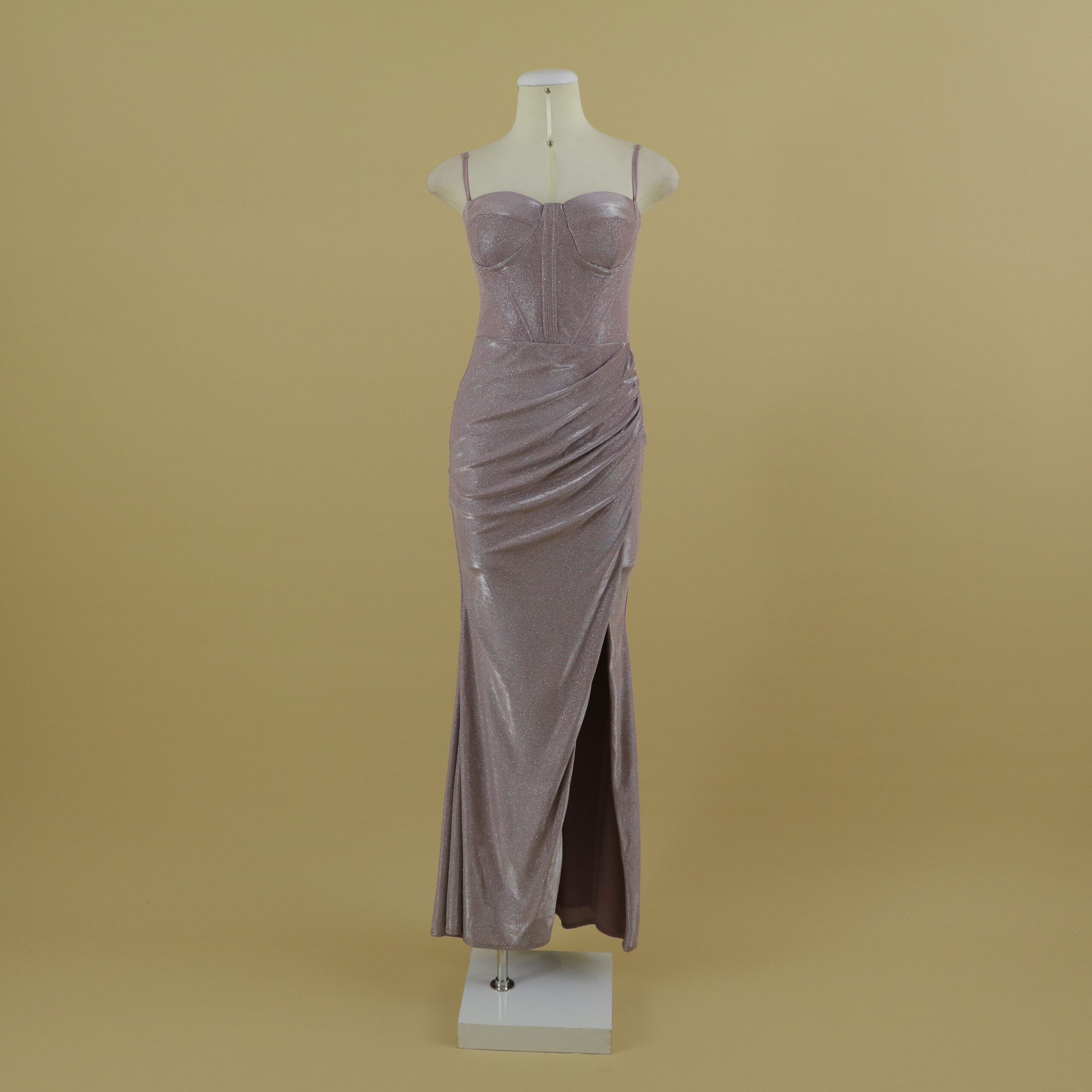 Vestido tela brillosa escote halter con abertura desde el muslo drapeado color malva - Deva Vestido tela brillosa escote halter con abertura desde el muslo drapeado color malva - Deva