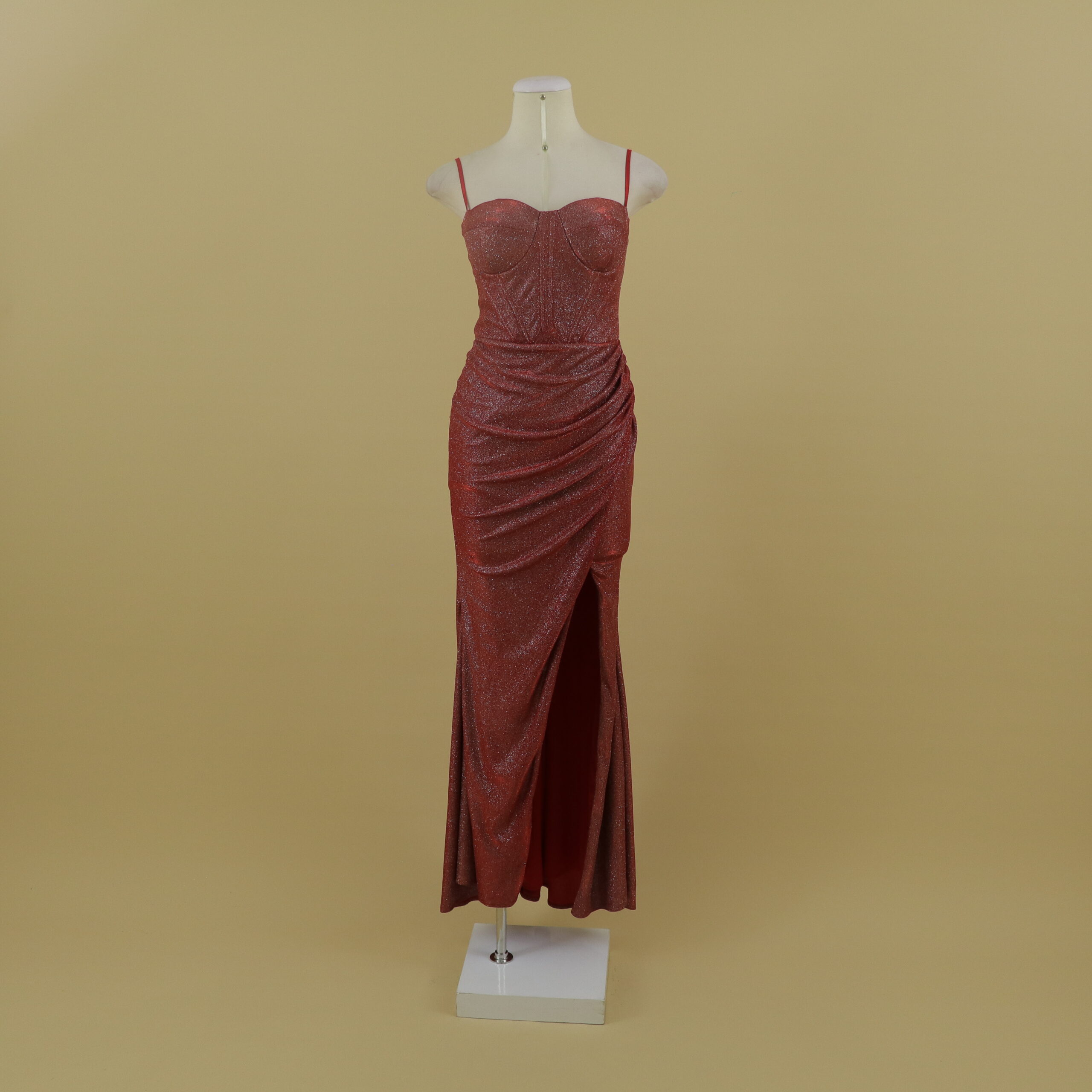 Vestido tela brillosa escote halter con abertura desde el muslo drapeado color rojo - Deva Vestido tela brillosa escote halter con abertura desde el muslo drapeado color rojo - Deva