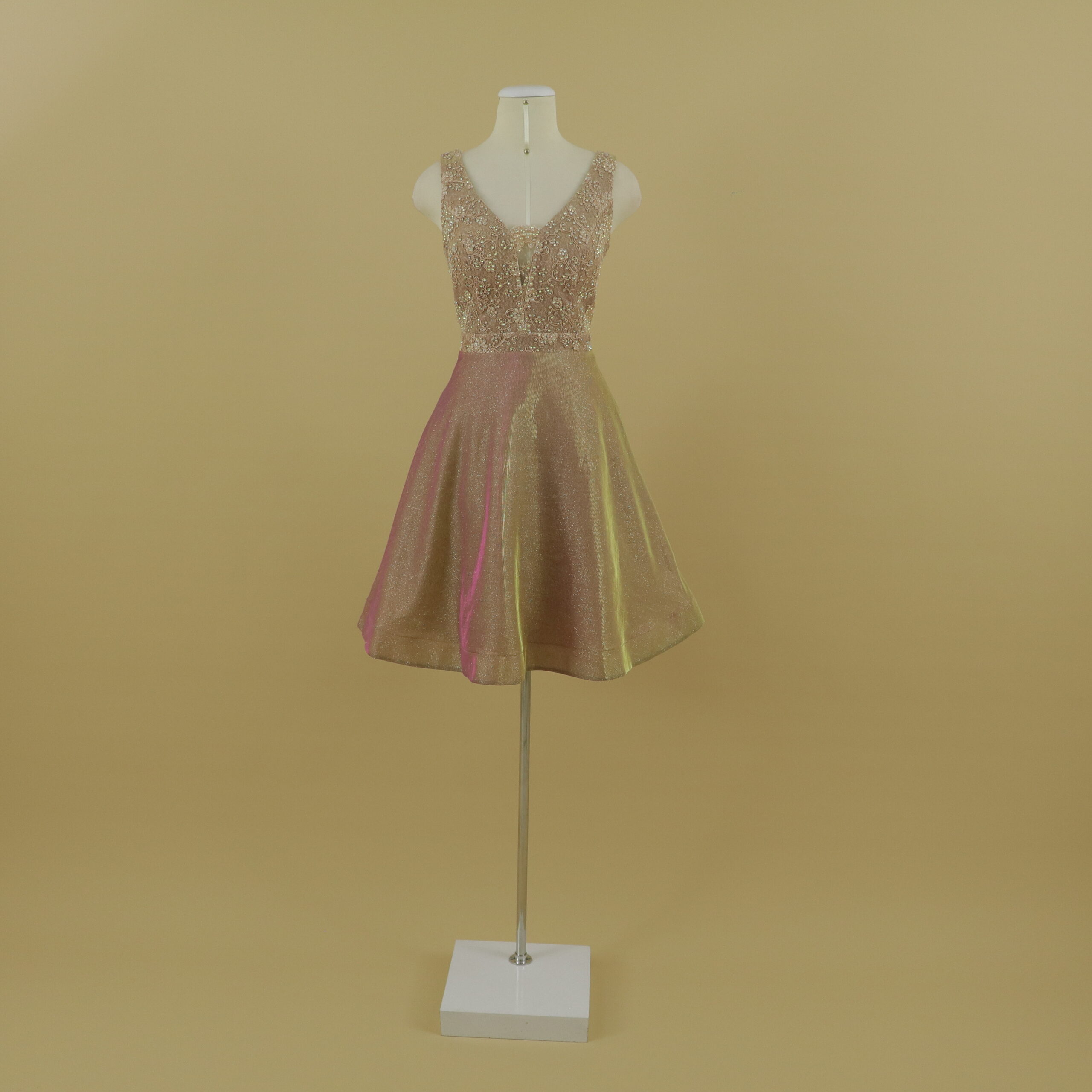 Vestido tela escarchada con encajes 3d corte campana color dorado tornasol - Iris