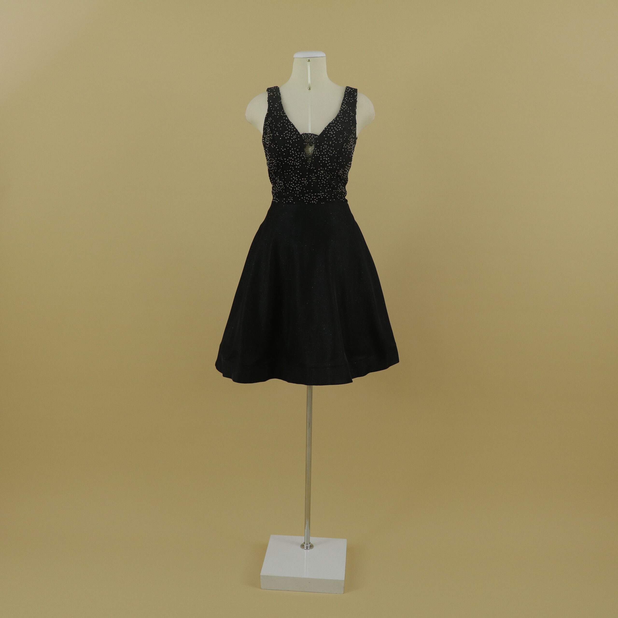 Vestido tela escarchada con encajes 3d corte campana color negro tornasol - Iris