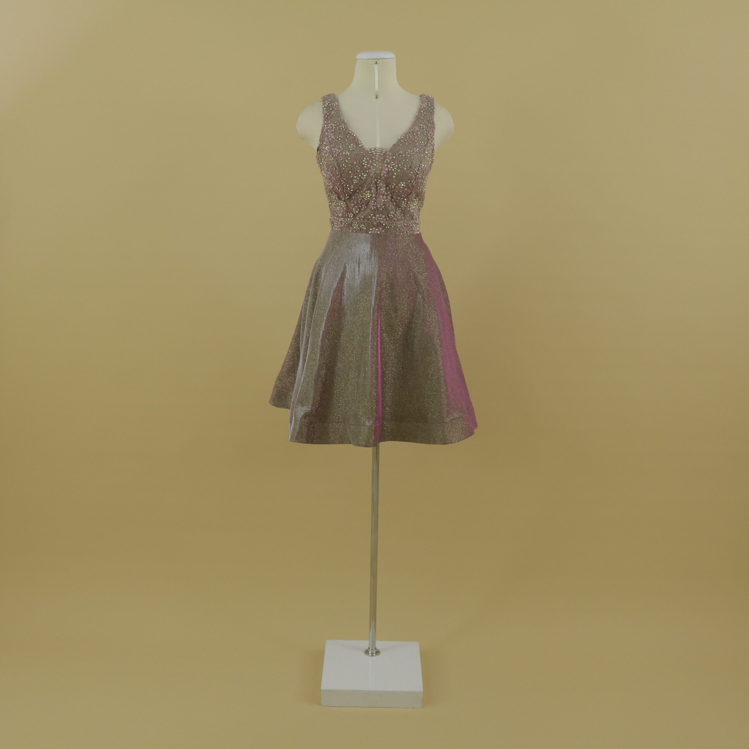 Vestido tela escarchada con encajes 3d corte campana color nude tornasol - Iris