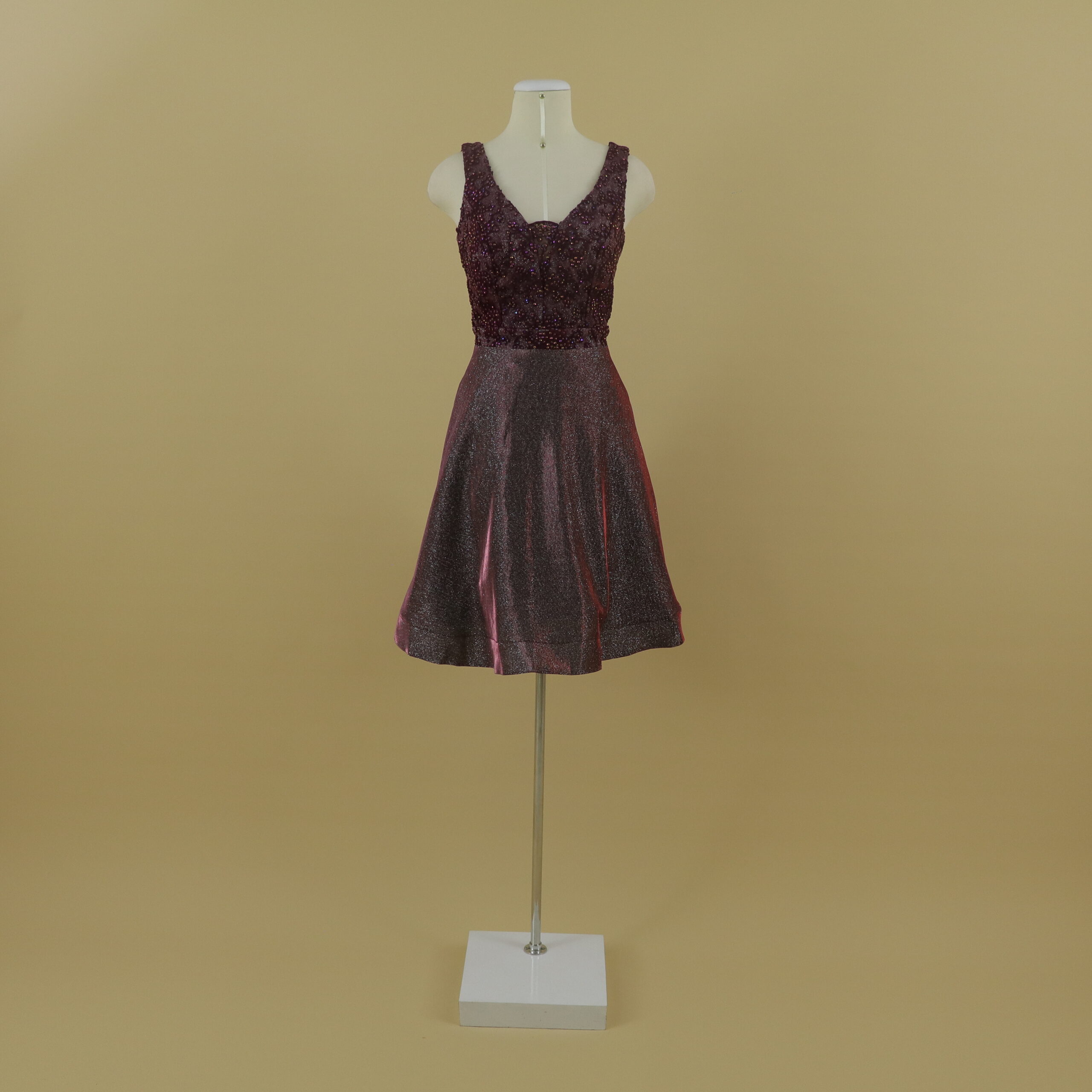 Vestido tela escarchada con encajes 3d corte campana color rojo tornasol - Iris