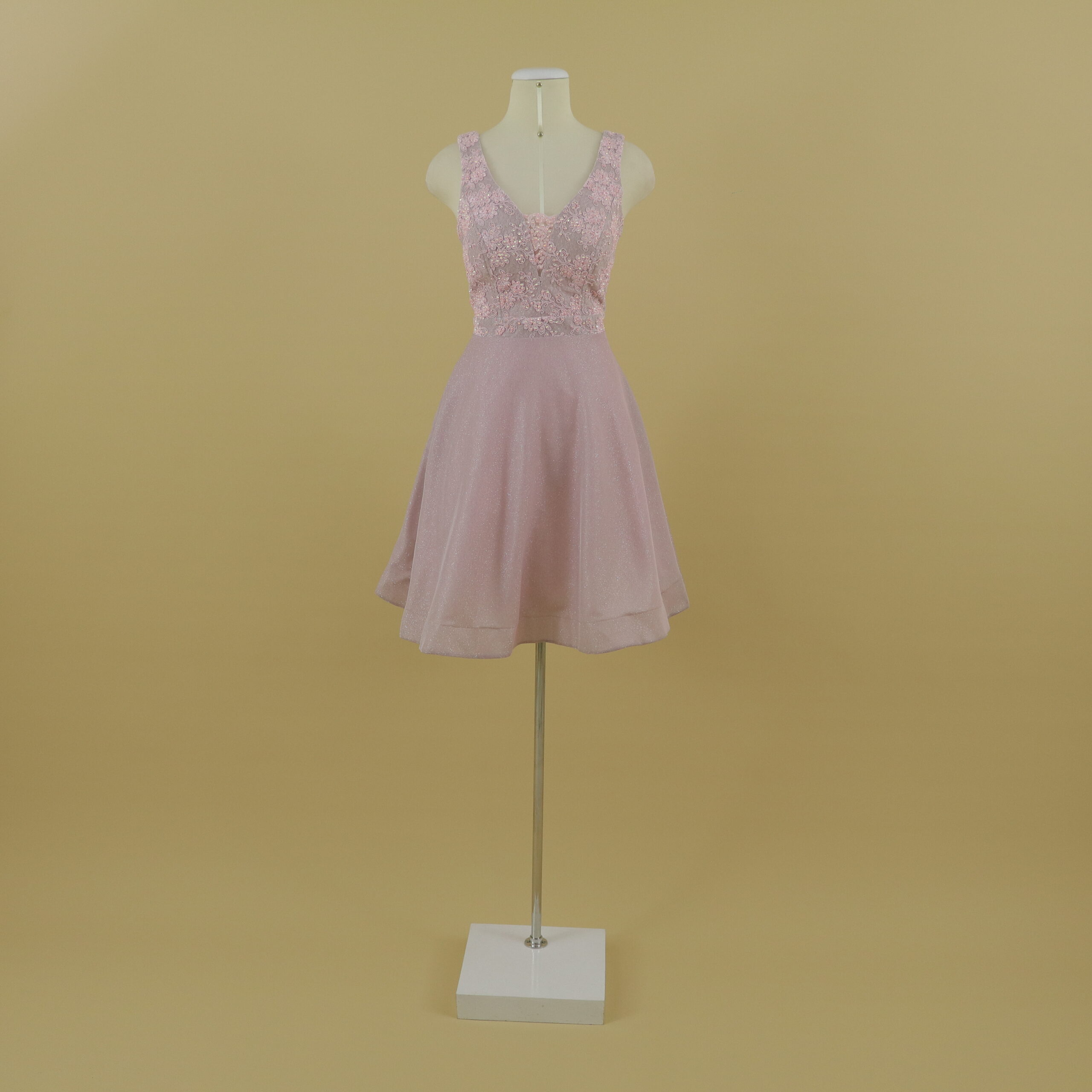 Vestido tela escarchada con encajes 3d corte campana color rosado tornasol - Iris