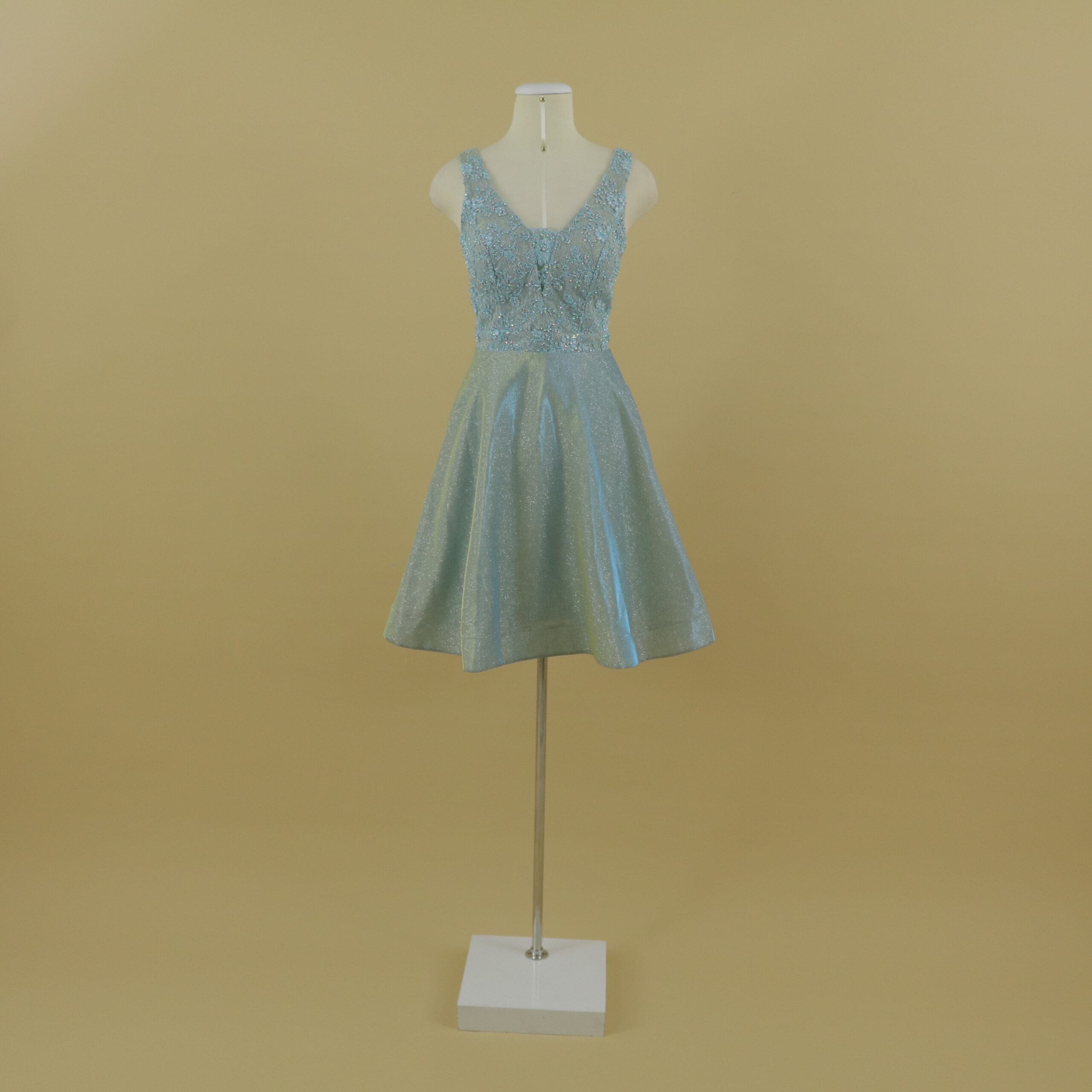 Vestido tela escarchada con encajes 3d corte campana color verde cemento tornasol - Iris