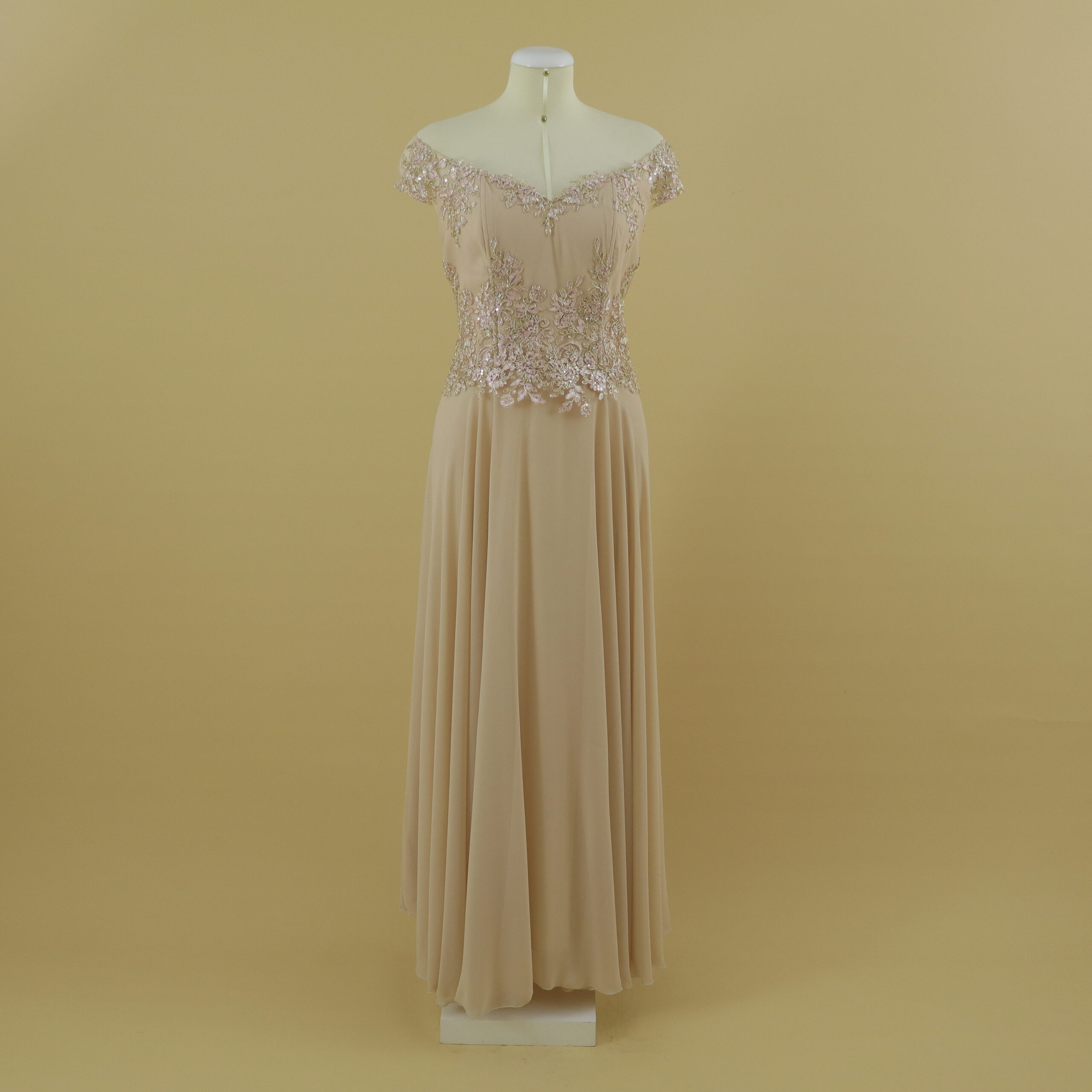 Vestido tela gasa con encajes dorados caída imperio color nude - Briana