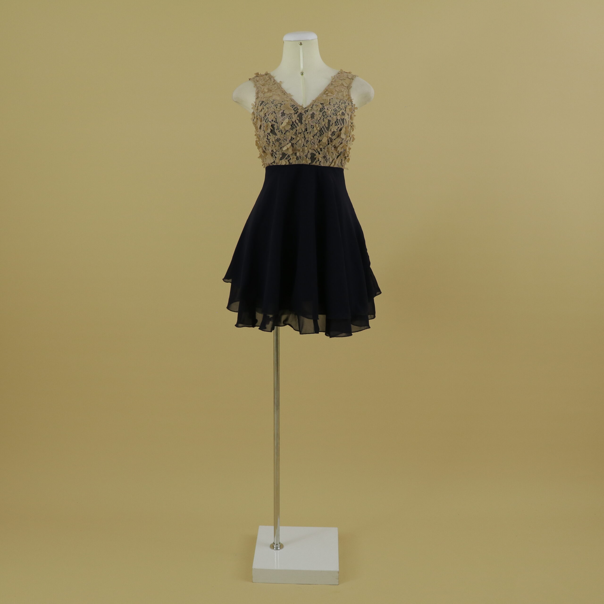 Vestido tela gasa con pechera de mariposas caída en doble pliege color azul noche con nude - Lola