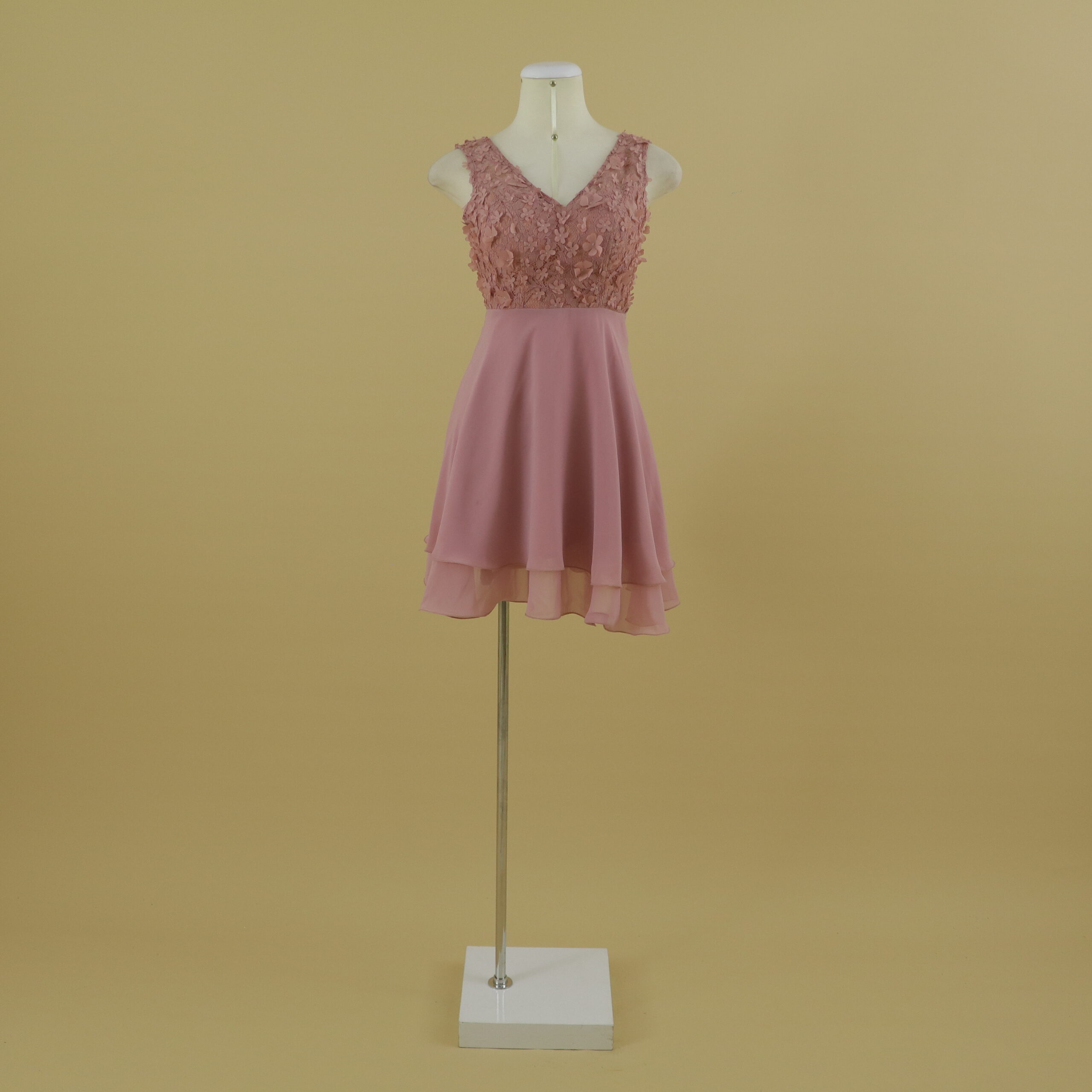 Vestido tela gasa con pechera de mariposas caída en doble pliege color palo rosa - Lola