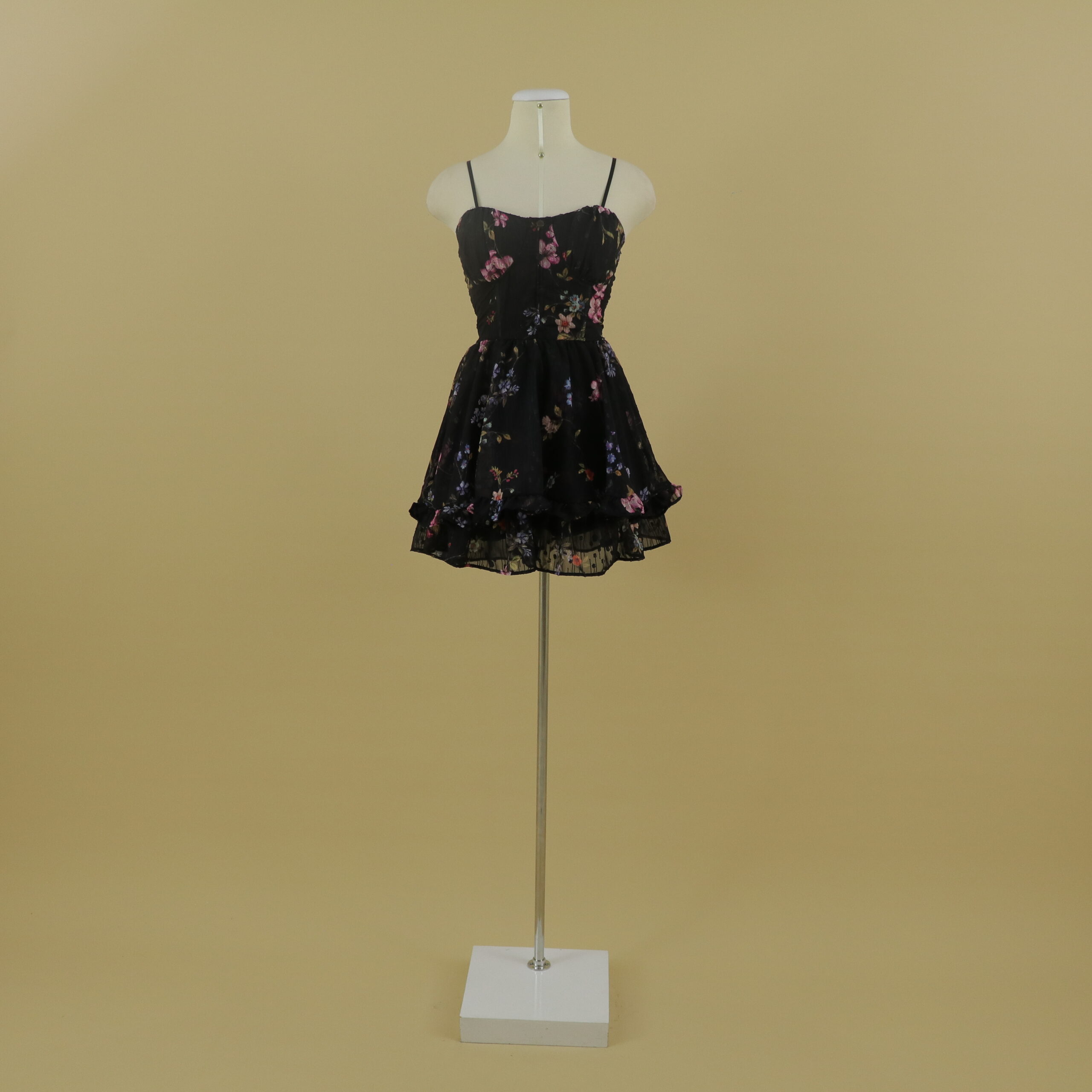 Vestido tela gasa estampada escote corazón corte campana color negro floreado - Paulette