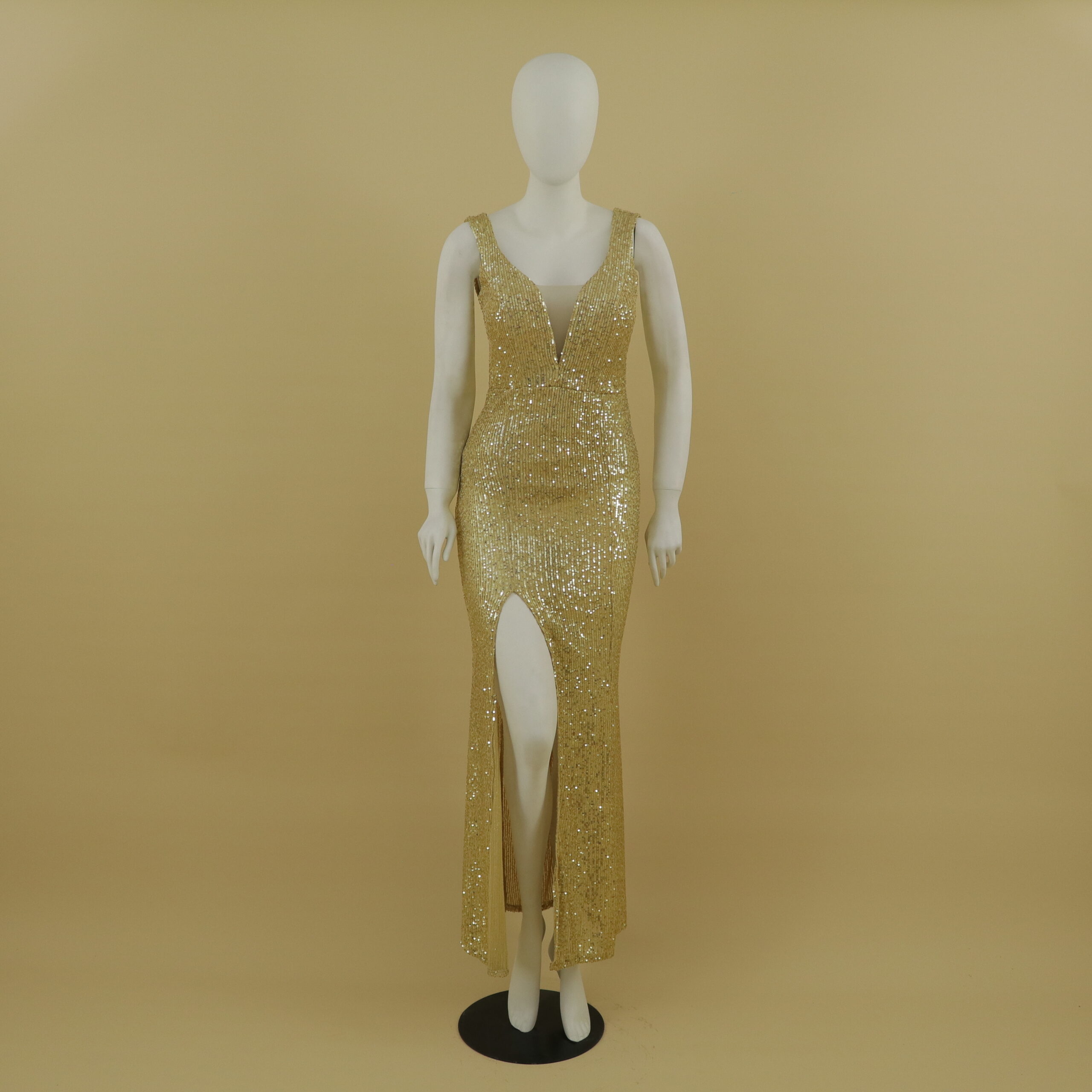 Vestido tela lentejuelas escote en v con abertura desde el muslo color dorado - Dayana Vestido tela lentejuelas escote en v con abertura desde el muslo color dorado - Dayana
