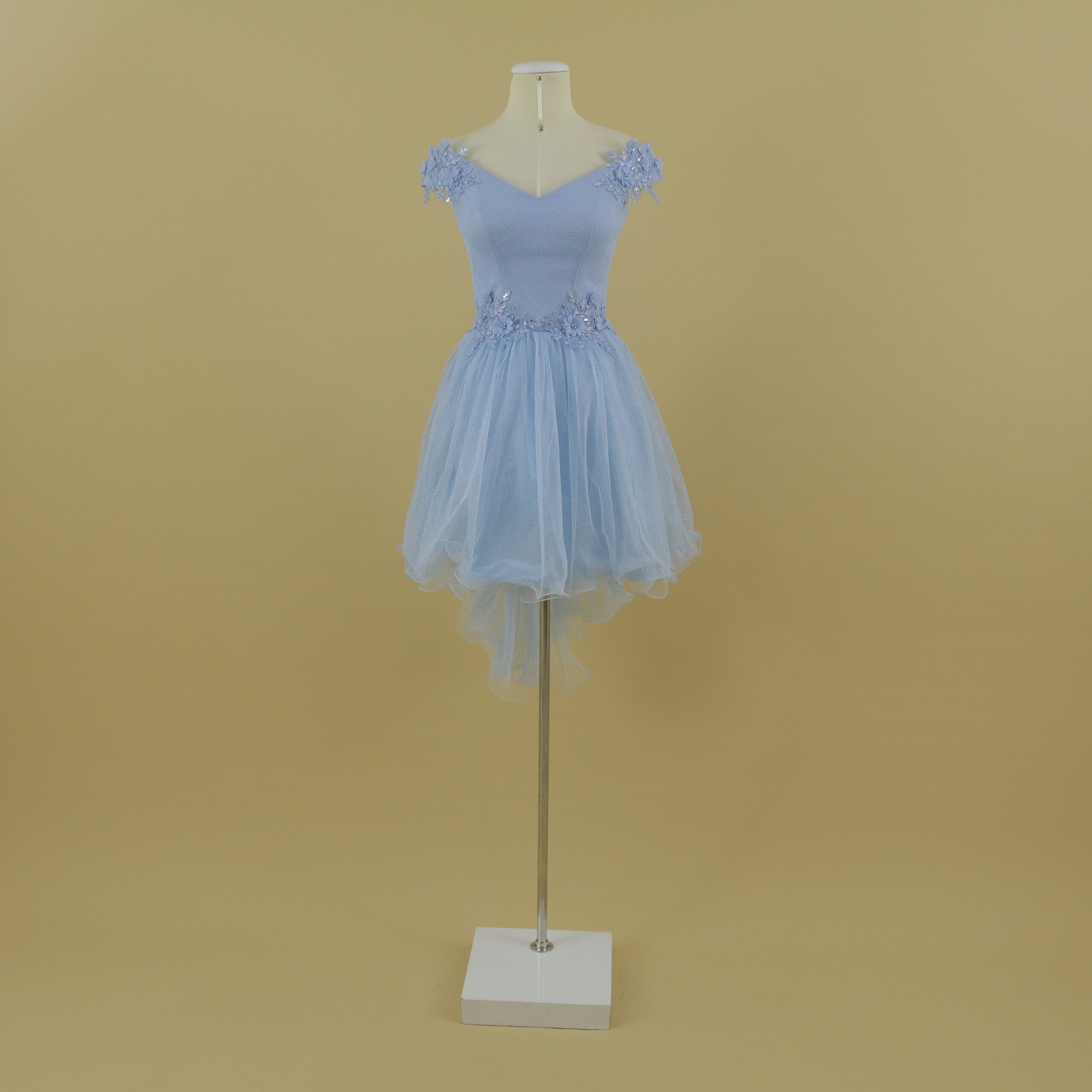 Vestido tela tul glitter con encajes 3d escote bardot caida campana con cola de pato color celeste - Leslie