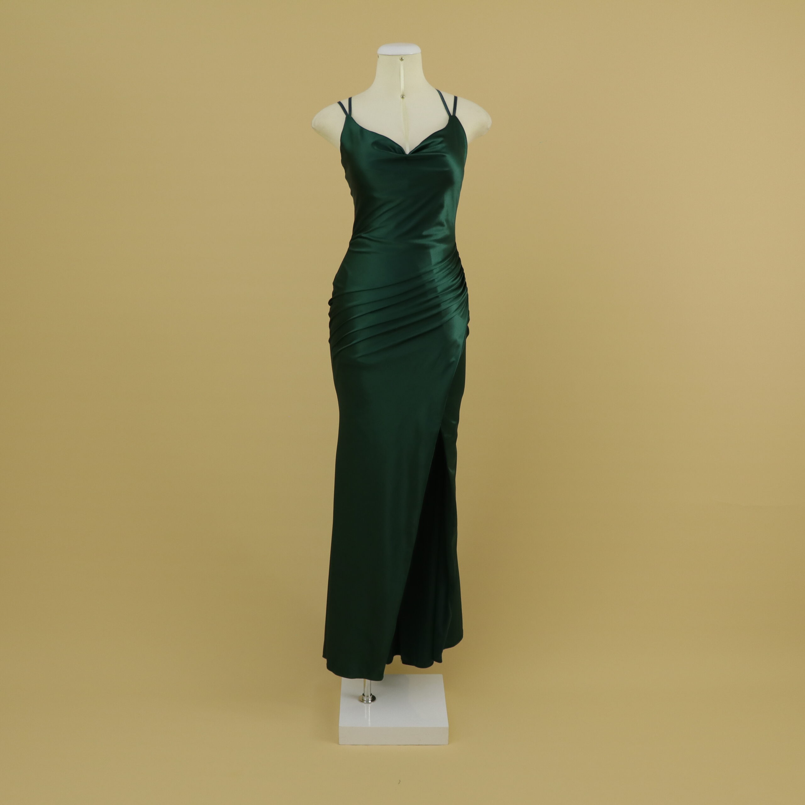 vestido corte sirena escote en v cintura drapeada doble tirante color verde botella - Adela vestido corte sirena escote en v cintura drapeada doble tirante color verde botella - Adela