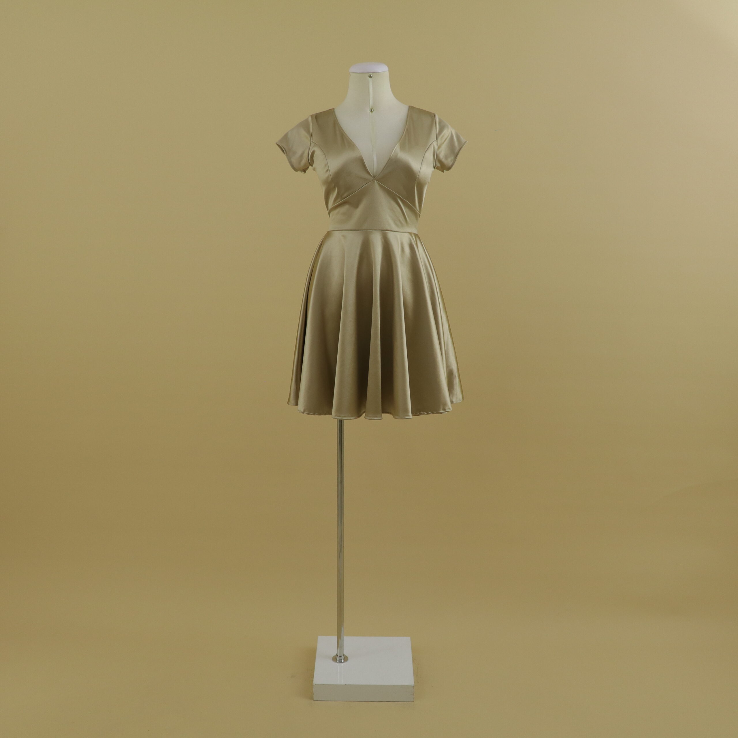 Vestido corto tela satín sara color dorado - Irene