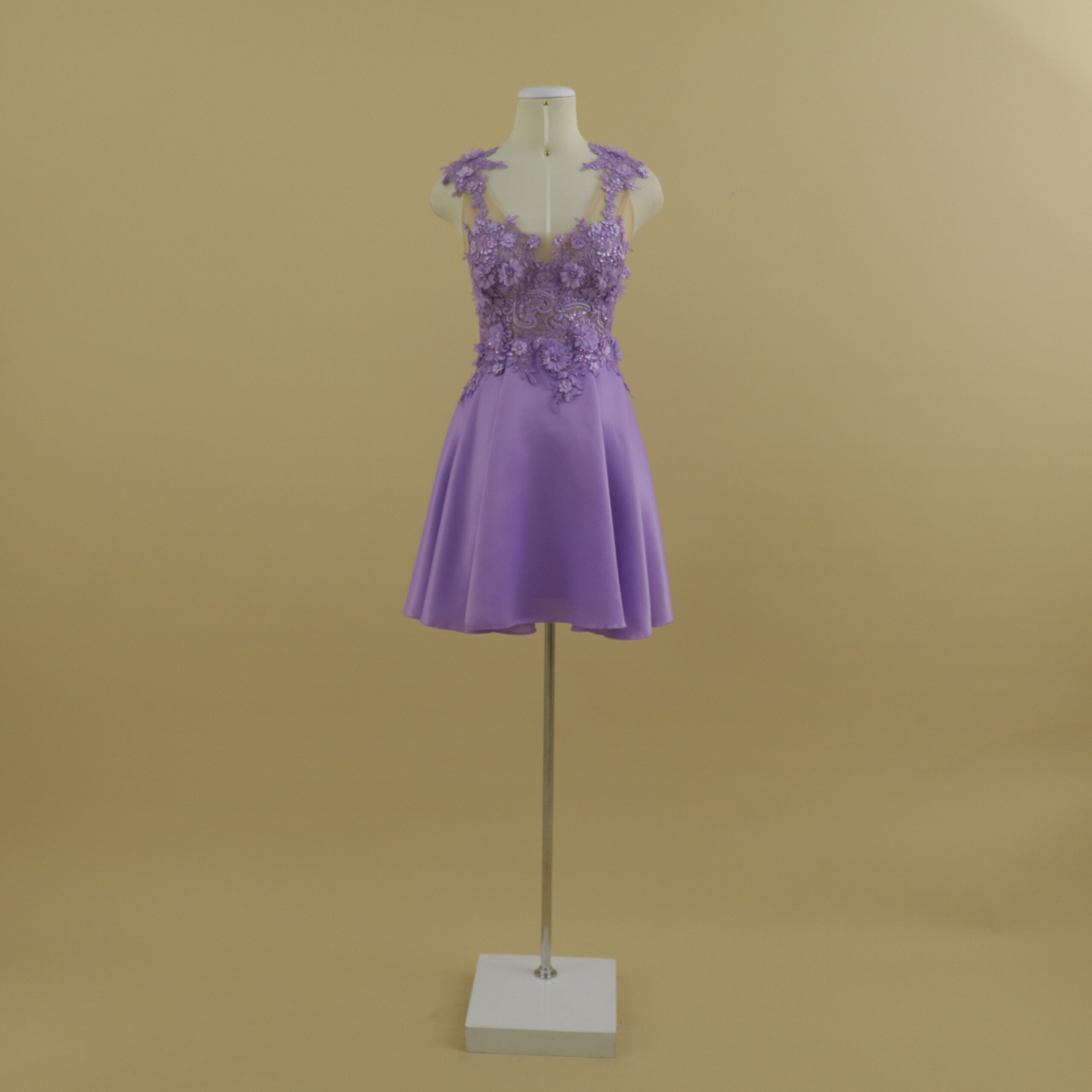 Vestido tela podesua escote en u encajes 3d y tul color Lila - Mariella