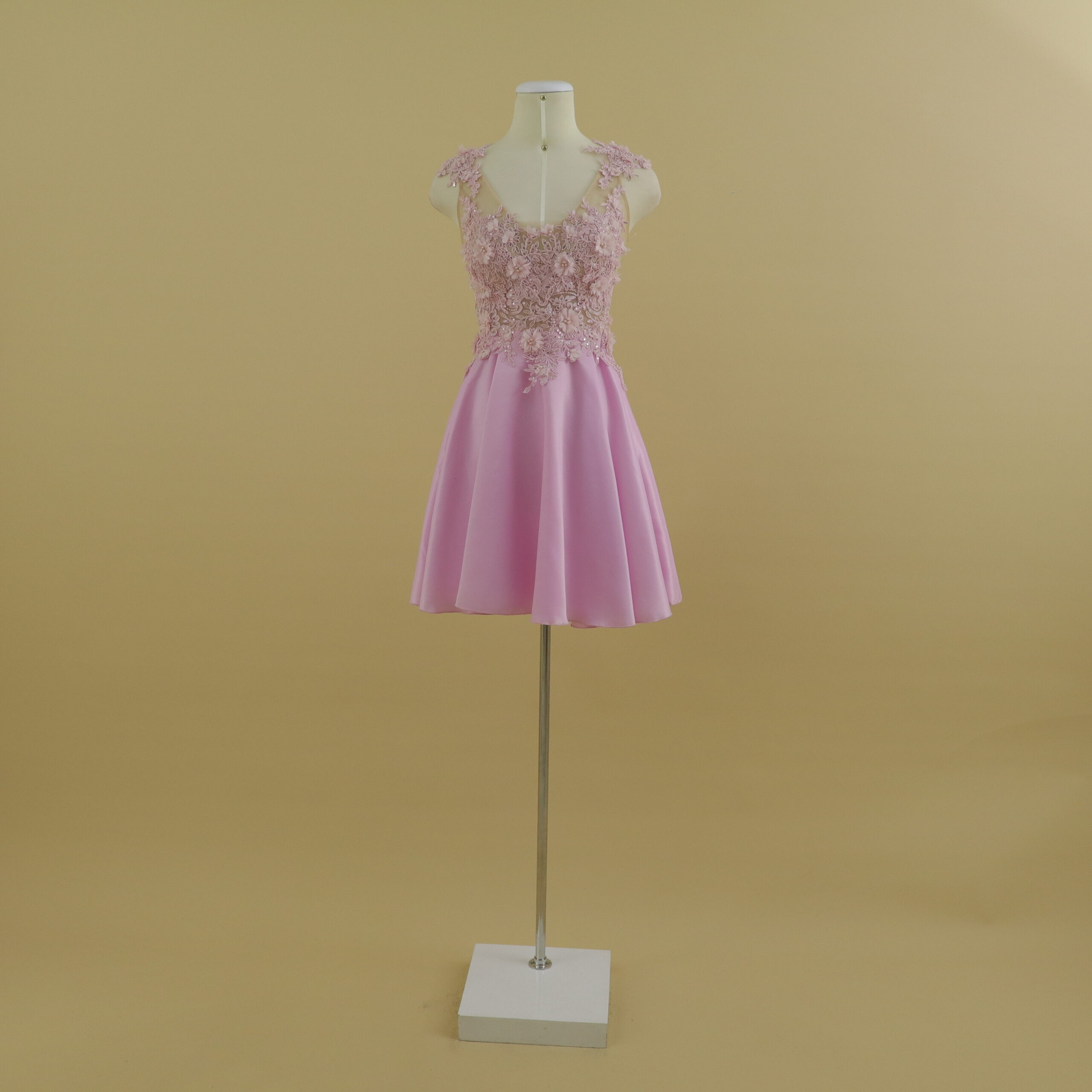 Vestido tela podesua escote en u encajes 3d y tul color Rosado - Mariella