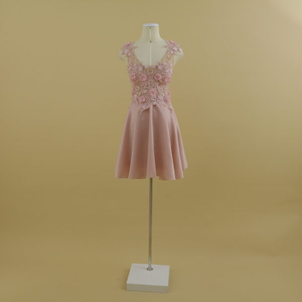 Vestido tela podesua escote en u encajes 3d y tul color rosa nude - Mariella