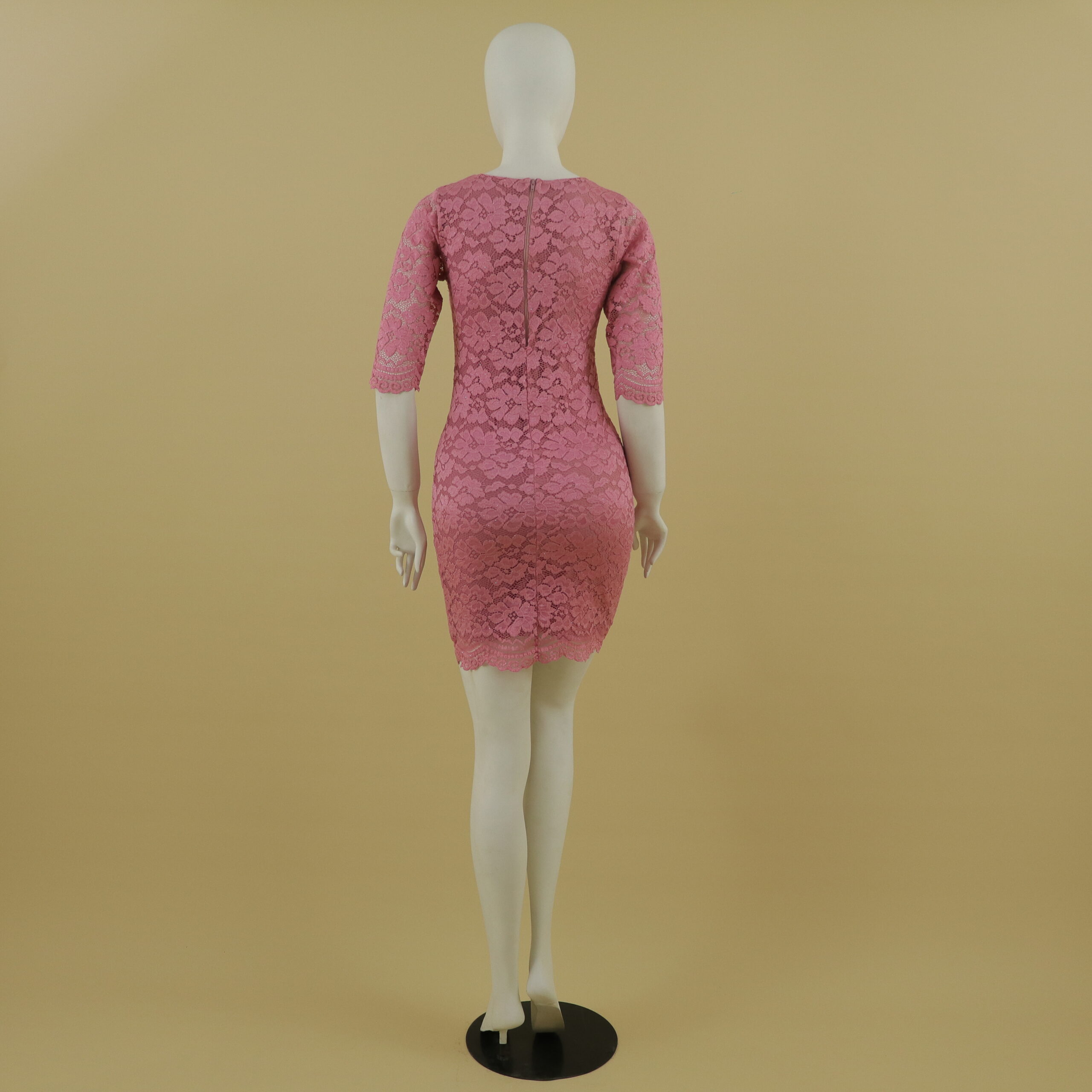 Vestido tela scuba encaje bordado licrado con cierre color palo rosa - July Vestido tela scuba encaje bordado licrado escote en u mangas 3-4 color palo rosa - July