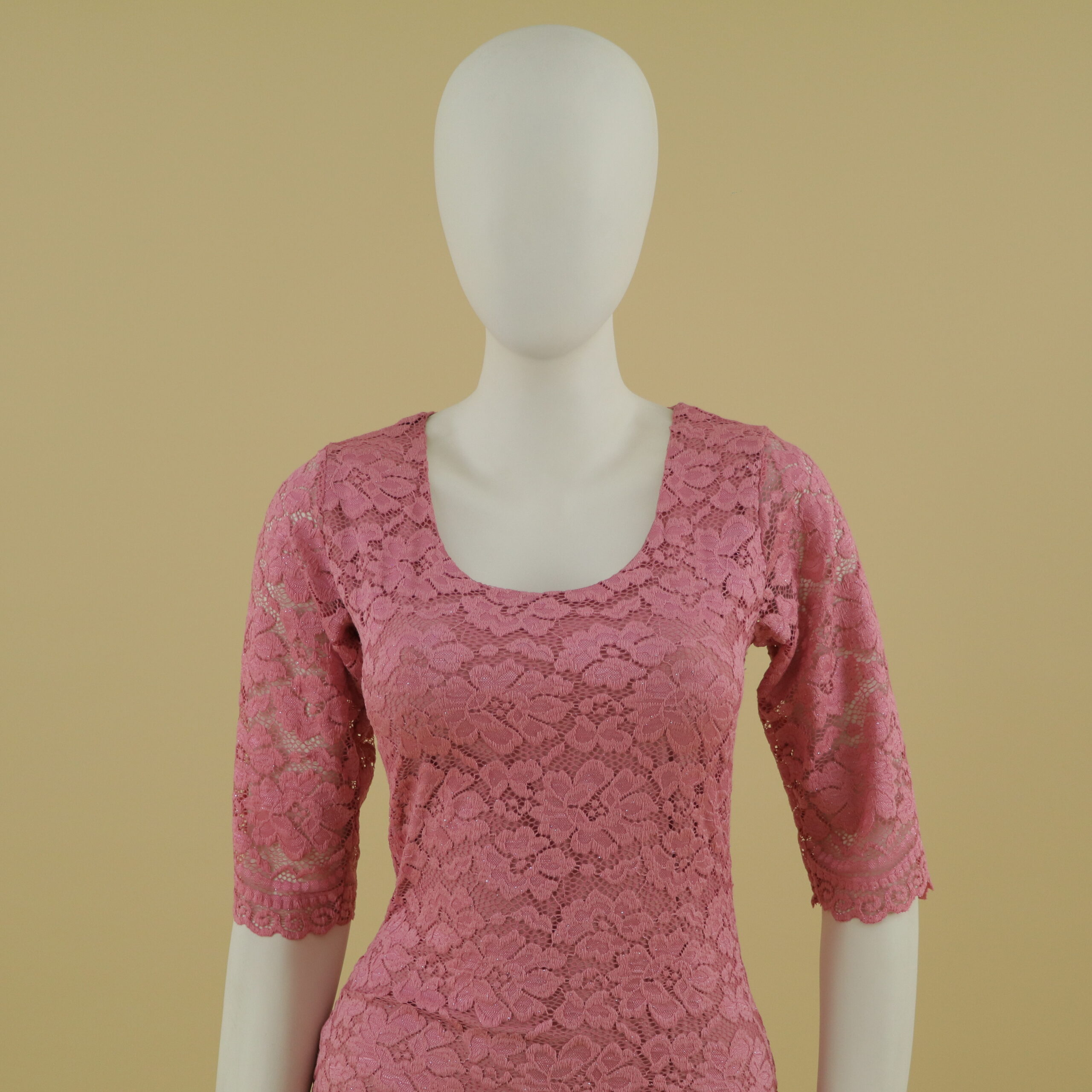 Vestido tela scuba encaje bordado licrado escote en u color palo rosa - July Vestido tela scuba encaje bordado licrado escote en u color palo rosa - July