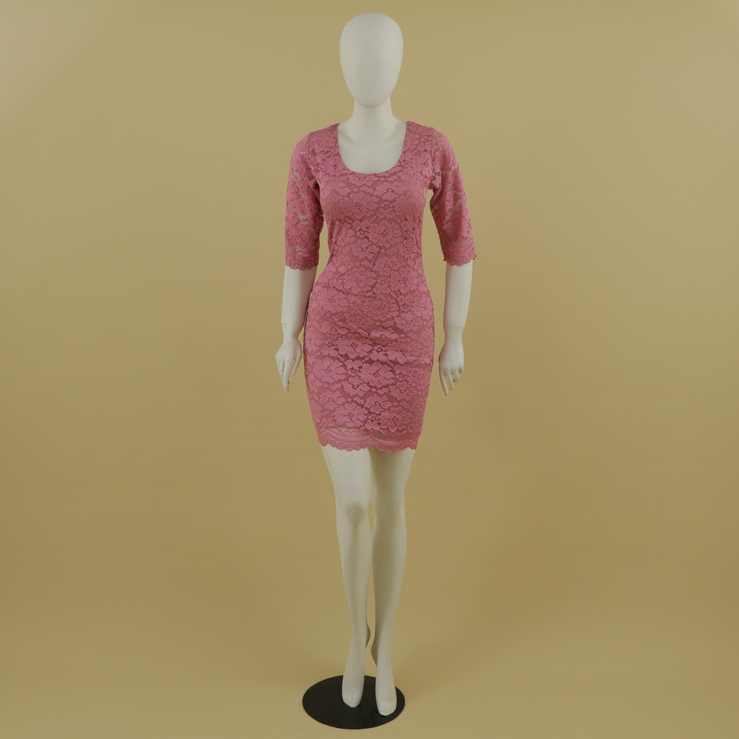 Vestido tela scuba encaje bordado licrado escote en u corte sirena color palo rosa - July Vestido tela scuba encaje bordado licrado escote en u corte sirena color palo rosa - July
