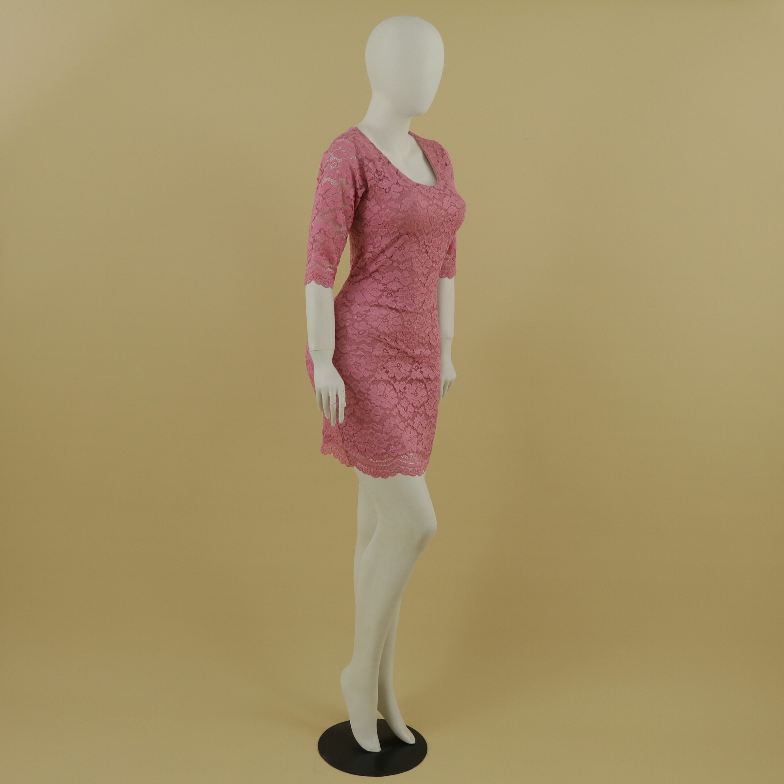 Vestido tela scuba encaje bordado licrado escote en u mangas 3-4 color palo rosa - July Vestido tela scuba encaje bordado licrado escote en u mangas 3-4 color palo rosa - July