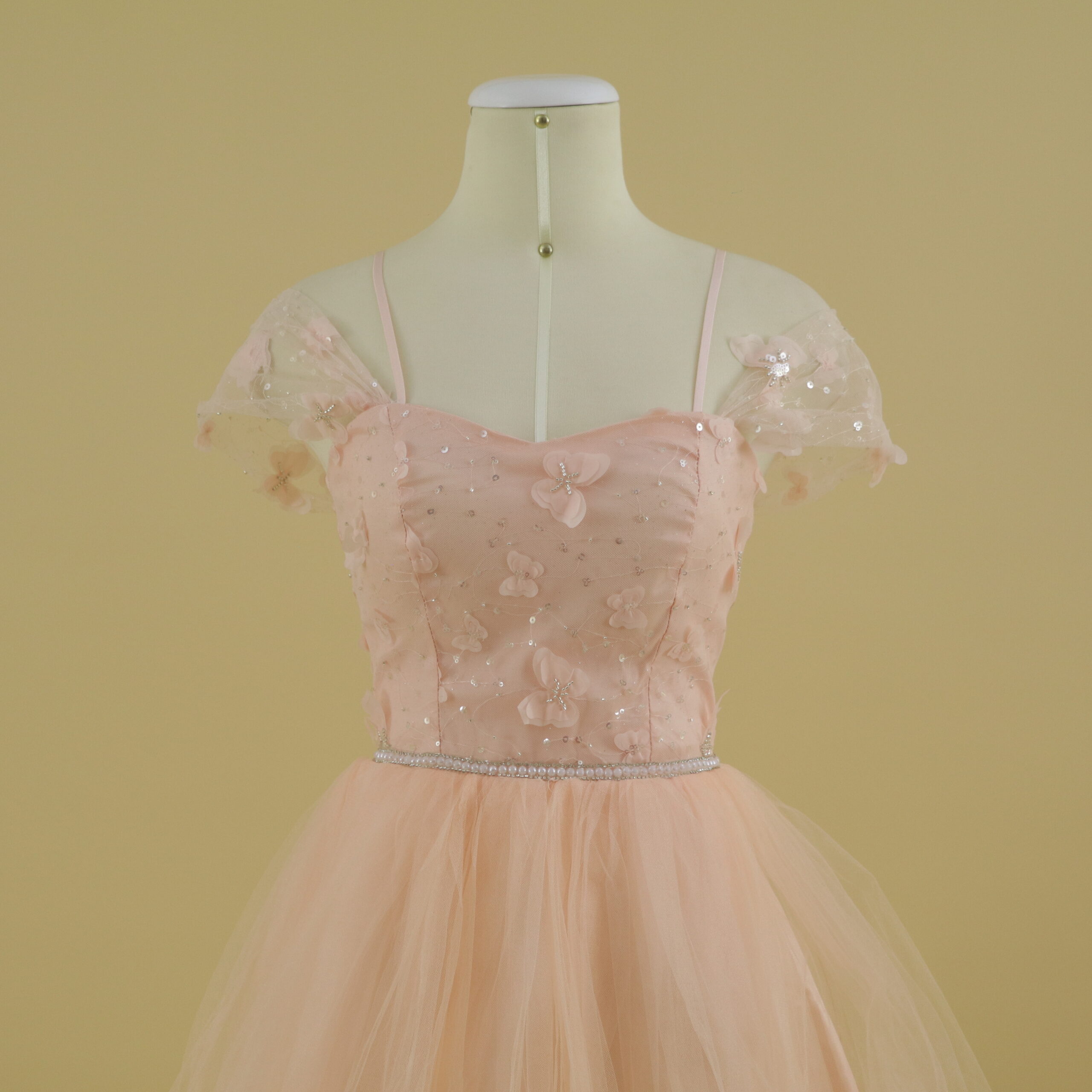 Vestido tela tafeta tornasol stretch escote hombros descubiertos y tirantes color rosa nude - Malu