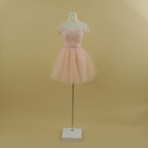 Vestido tela tafeta tornasol stretch escote hombros descubiertos y tirantes encajes 3d y tul color rosa nude - Malu