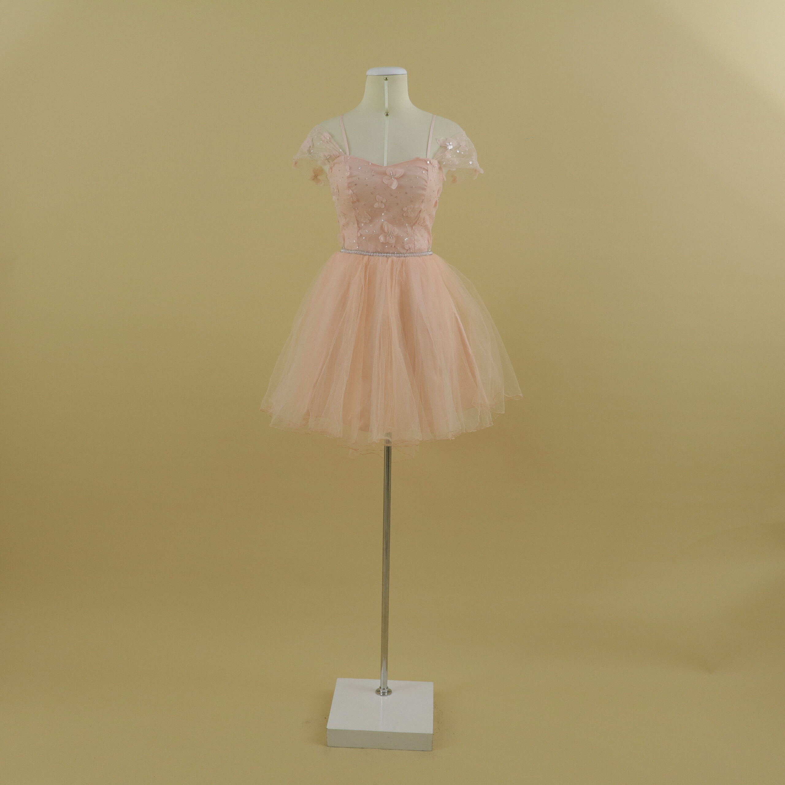 Vestido tela tafeta tornasol stretch escote hombros descubiertos y tirantes encajes 3d y tul color rosa nude - Malu