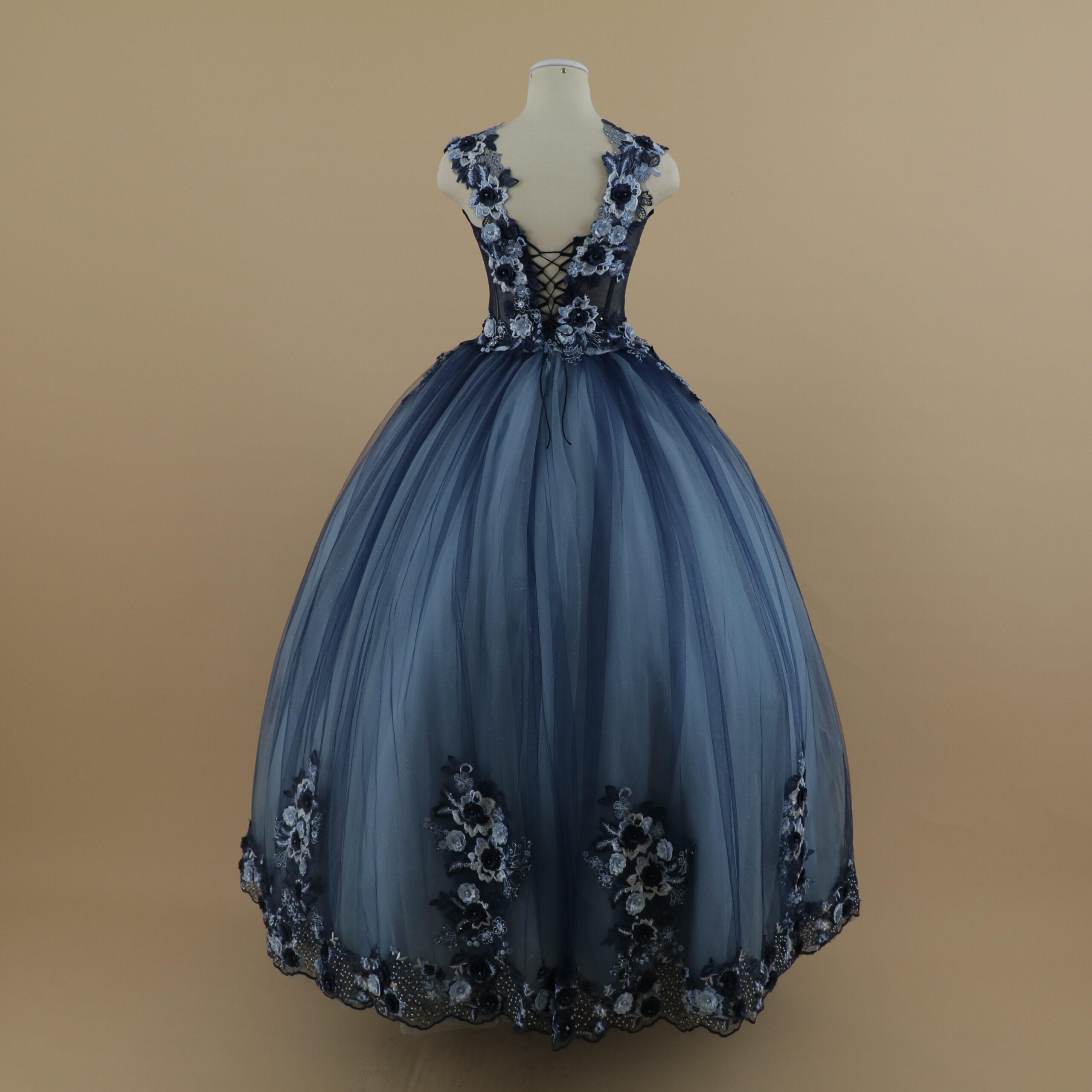 vestido 15 años escote corazón falda grande de 4 capas corte virreinato con cierre posterior color azul noche y celeste - Nérida vestido 15 años escote corazón falda grande de 4 capas corte virreinato con cierre posterior color azul noche y celeste - Nérida