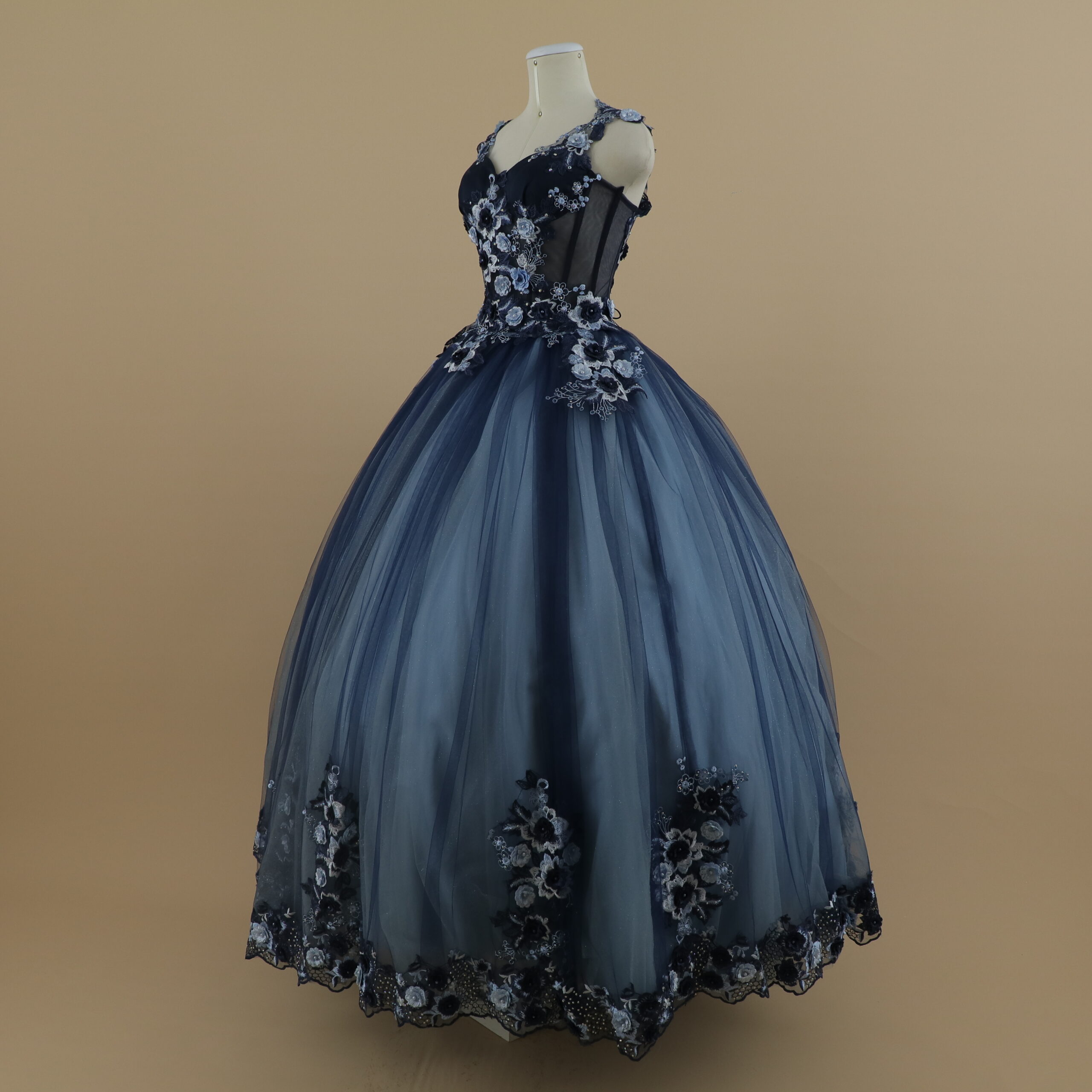 vestido 15 años escote corazón falda grande de 4 capas corte virreinato con guardián en la parte final de la falda color azul noche y celeste - Nérida vestido 15 años escote corazón falda grande de 4 capas corte virreinato con guardián en la parte final de la falda color azul noche y celeste - Nérida