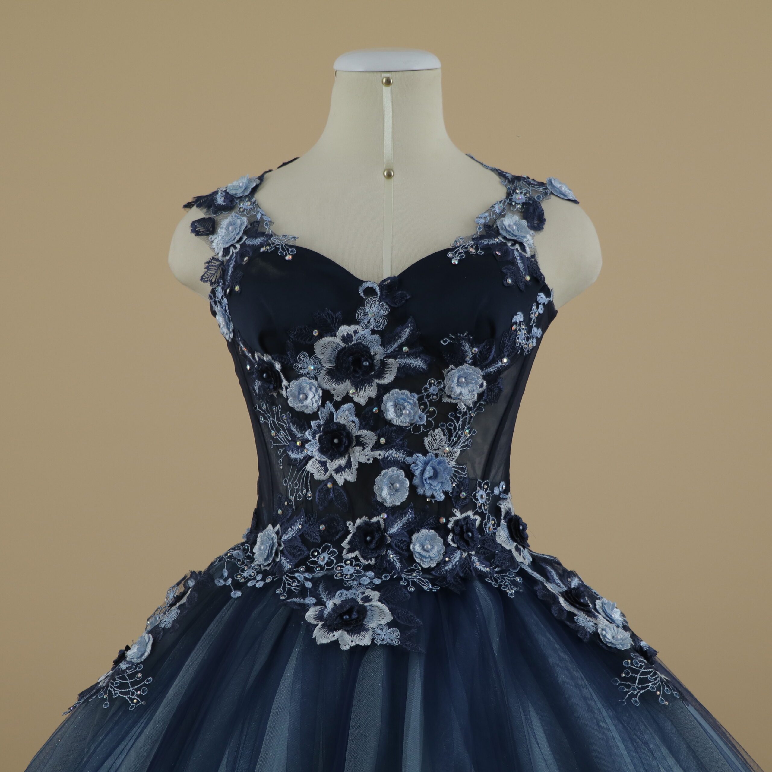 vestido 15 años escote corazón falda grande de 4 capas corte virreinato tono matizado color azul noche y celeste - Nérida vestido 15 años escote corazón falda grande de 4 capas corte virreinato tono matizado color azul noche y celeste - Nérida