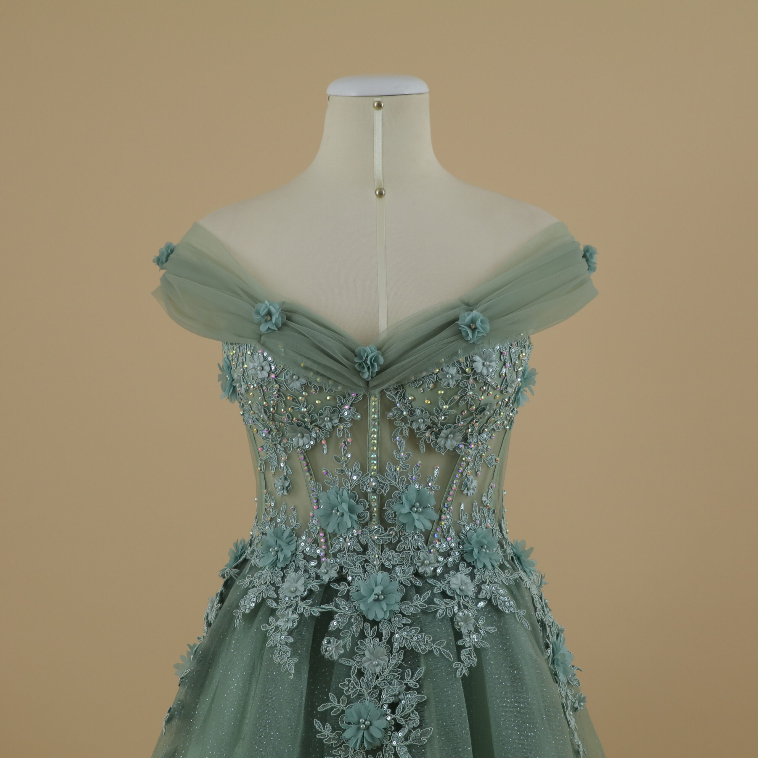 vestido para celebrar quince años escote en v saten verde cemento - Johana vestido para celebrar quince años escote en v saten verde cemento - Johana