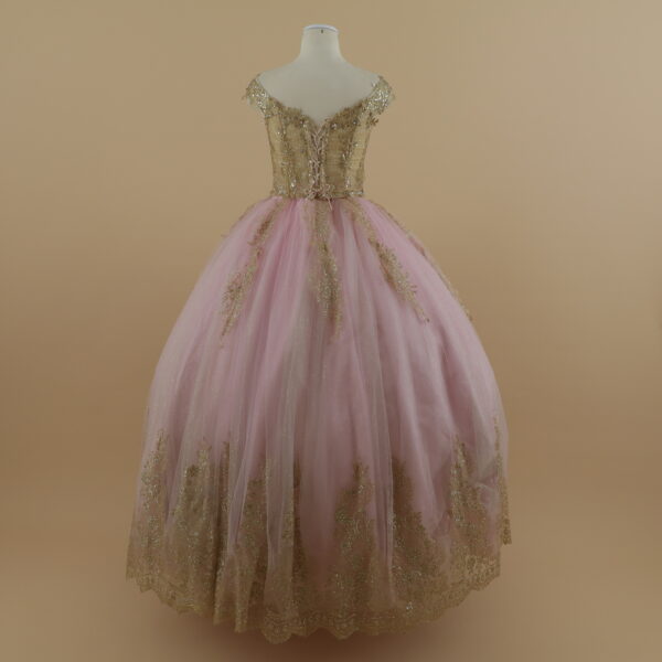 vestido para celebrar quince años tela satén con corset color rosado y dorado - Elysia