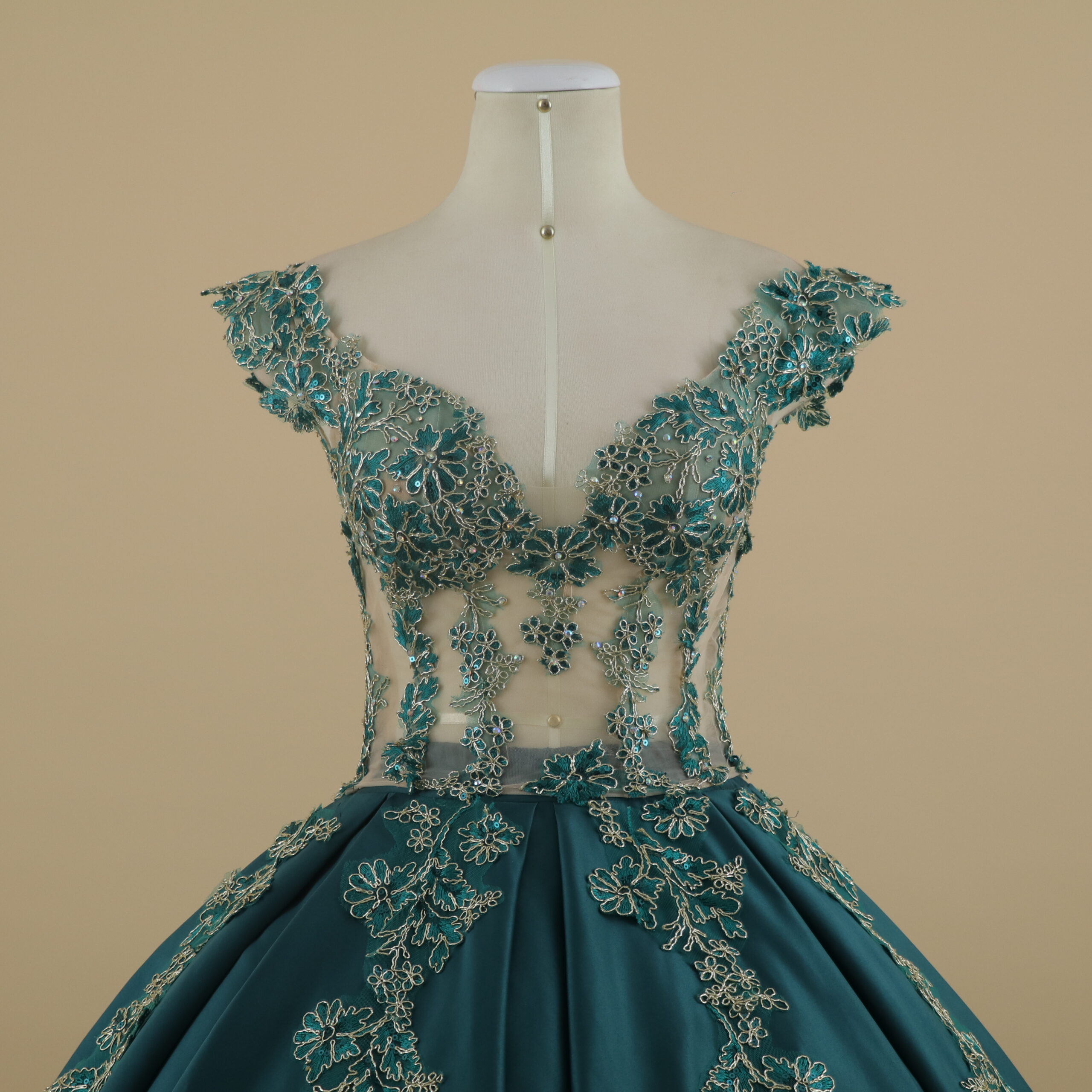 vestido para fiesta de quinceaños color verde botella tela razo escote v pedreria encajes - Aveline vestido para fiesta de quinceaños color verde botella tela razo escote v pedreria encajes - Aveline