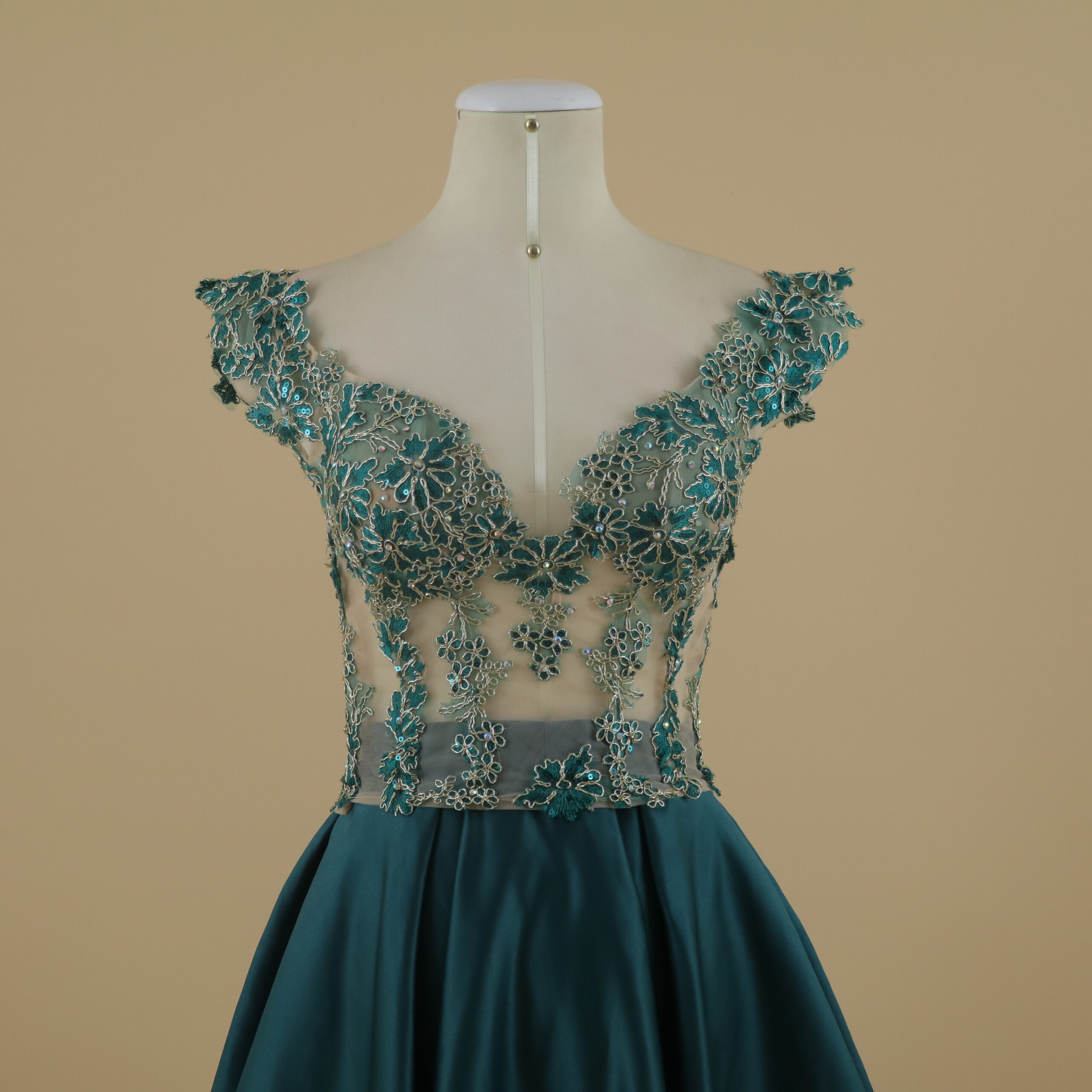 vestido para fiesta de quinceaños color verde botella tela razo escote v pedreria encajes mangas caidas - Aveline vestido para fiesta de quinceaños color verde botella tela razo escote v pedreria encajes mangas caidas - Aveline