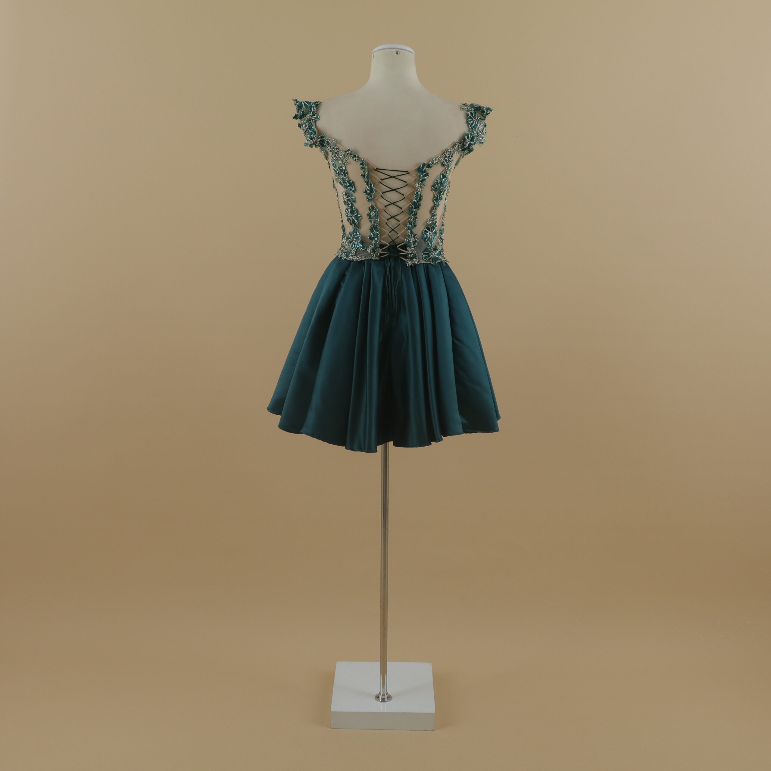 vestido para fiesta de quinceaños color verde botella tela razo falda pequeña caida en tablones corte campana cierre posterior - Aveline vestido para fiesta de quinceaños color verde botella tela razo falda pequeña caida en tablones corte campana cierre posterior - Aveline