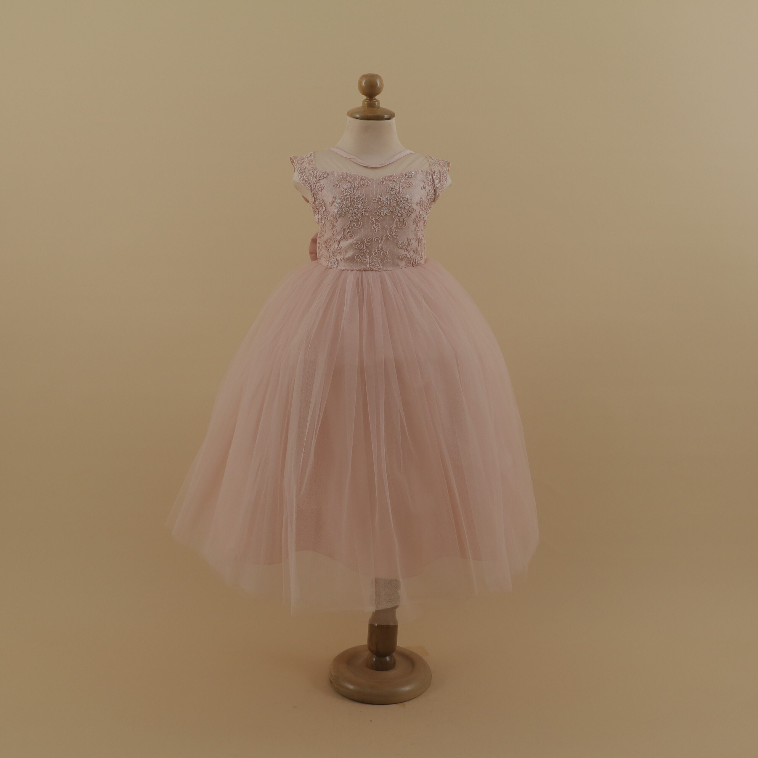 vestido para niñas encajes en mariposa con pedreria escote redondo color rosaa nude - Karla