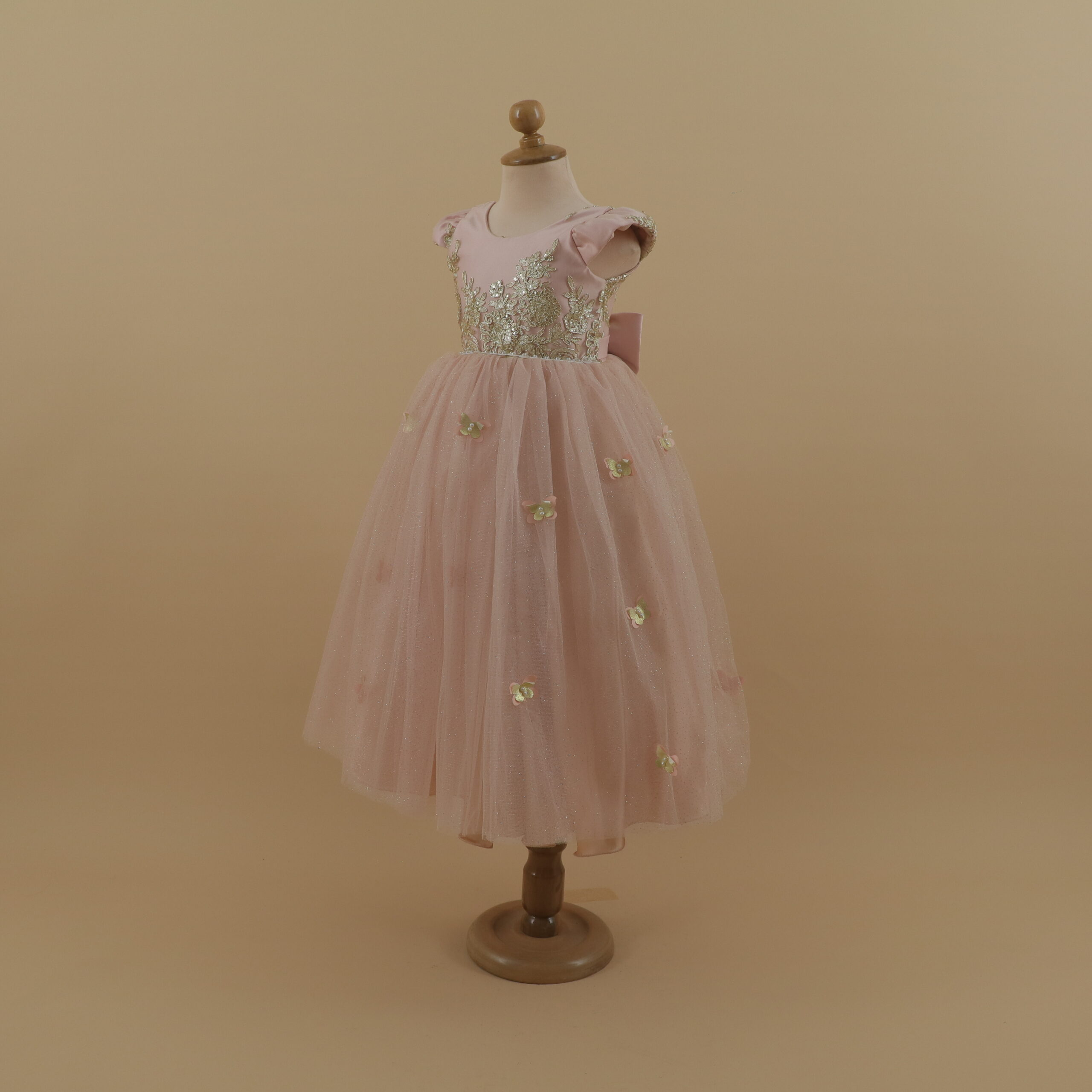 vestido para niñas escote redondo con pedreria corte tradicional color rosa nude - Saori