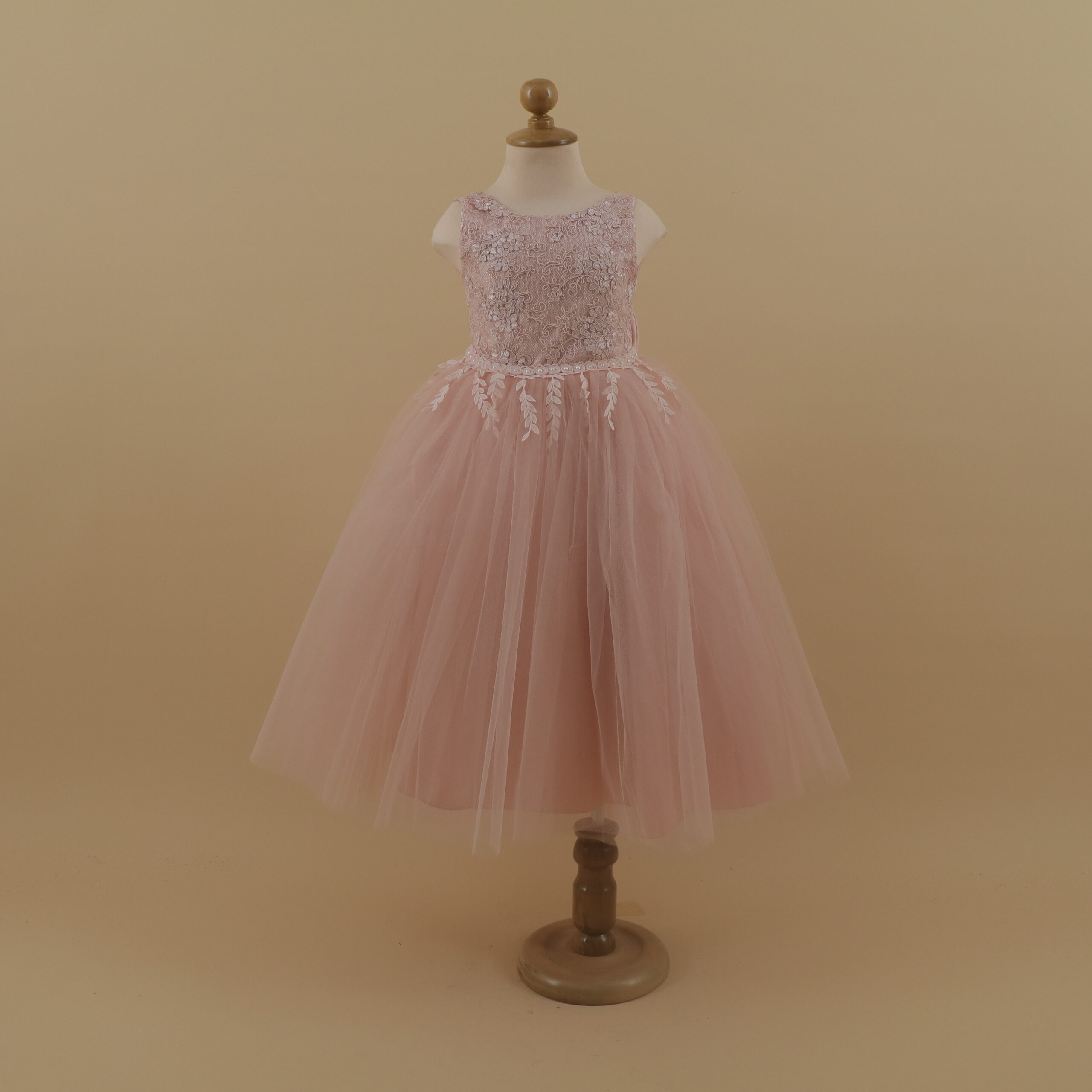 vestido para niñas tela satén con pecho full encajes escote redondo color rosa nude - Alba vestido para niñas tela satén con pecho full encajes escote redondo color rosa nude - Alba