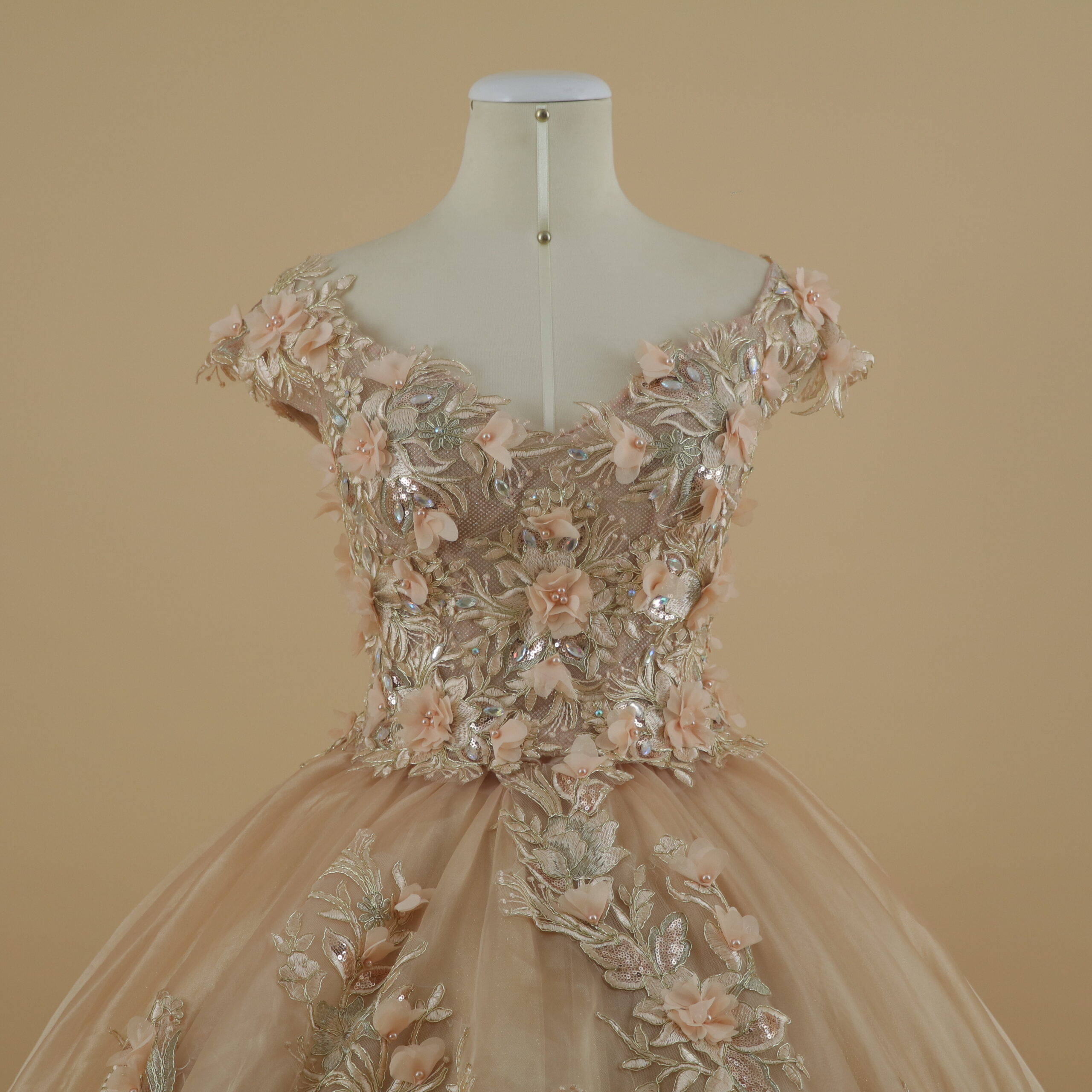 vestido para quince años tela satén color nude rosa escote en v pedrería - Elowen