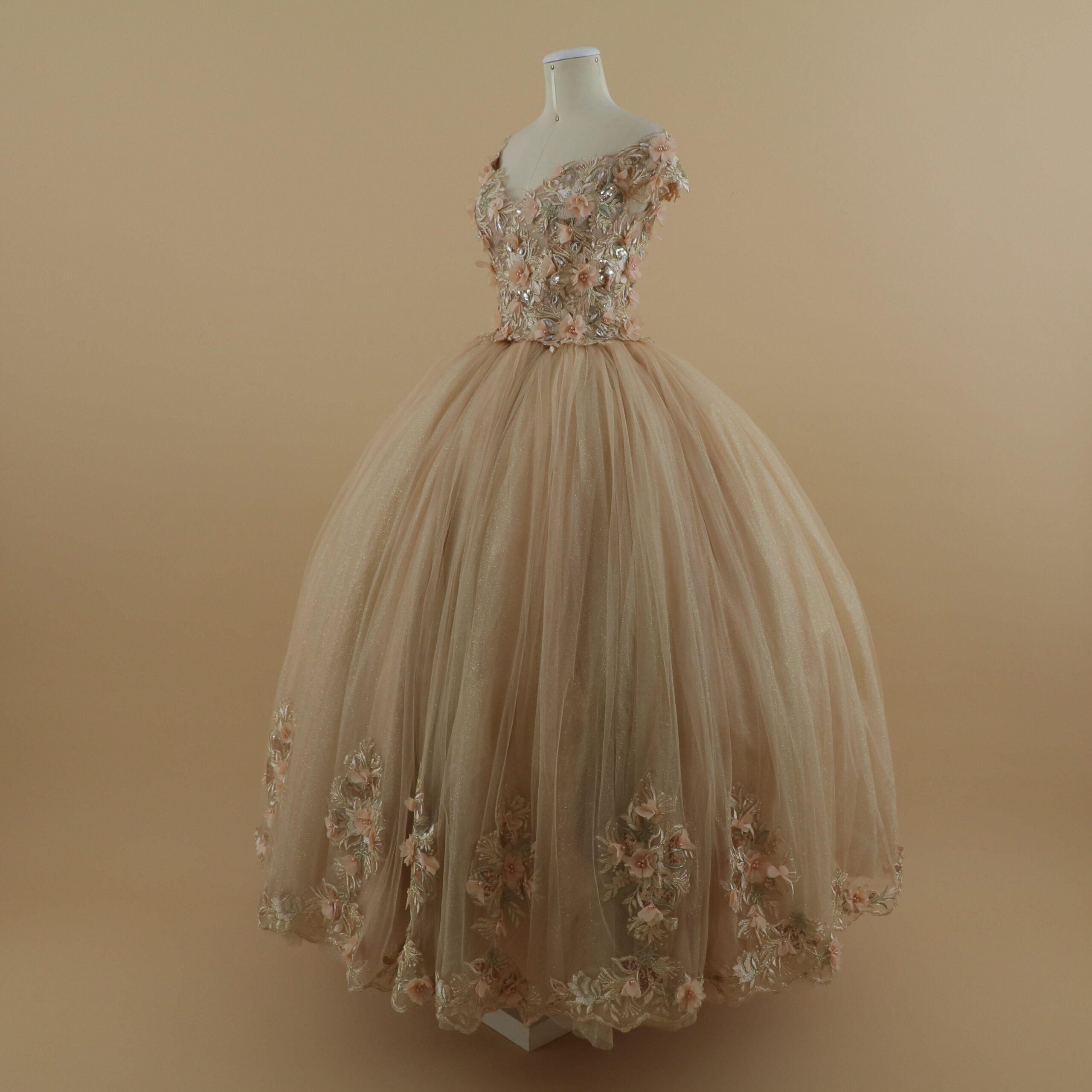 vestido para quince años tela satén color nude rosa escote en v pedrería y encajes dorados de flores en 3d - Elowen