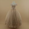 vestido para quince años tela satén color nude rosa escote en v pedrería y encajes dorados de flores en 3d corte virreinato - Elowen