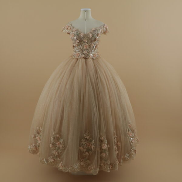 vestido para quince años tela satén color nude rosa escote en v pedrería y encajes dorados de flores en 3d corte virreinato - Elowen