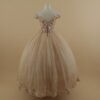 vestido para quince años tela satén color nude rosa escote en v pedrería y encajes dorados de flores en 3d y corset - Elowen