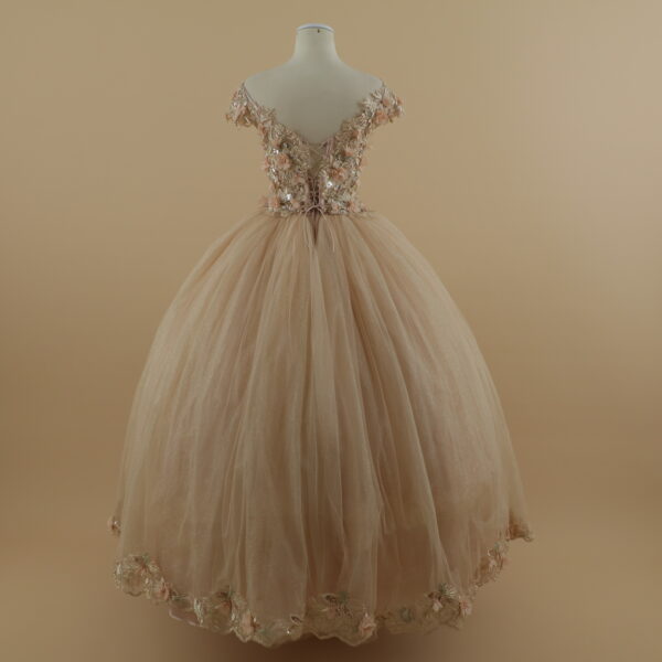 vestido para quince años tela satén color nude rosa escote en v pedrería y encajes dorados de flores en 3d y corset - Elowen