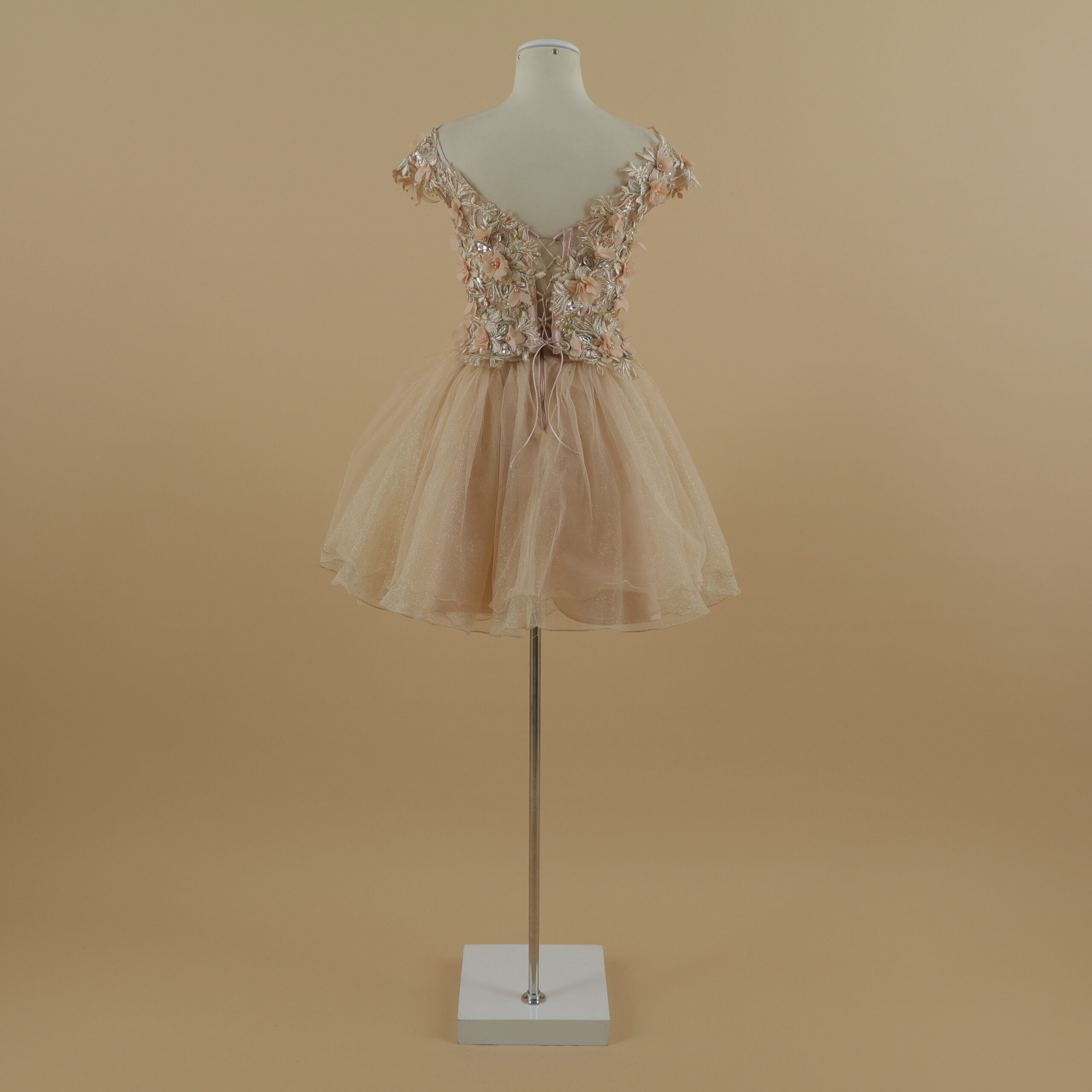 vestido para quince años tela satén color nude rosa escote en v pedrería y lentejuelas cierre posterior - Elowen